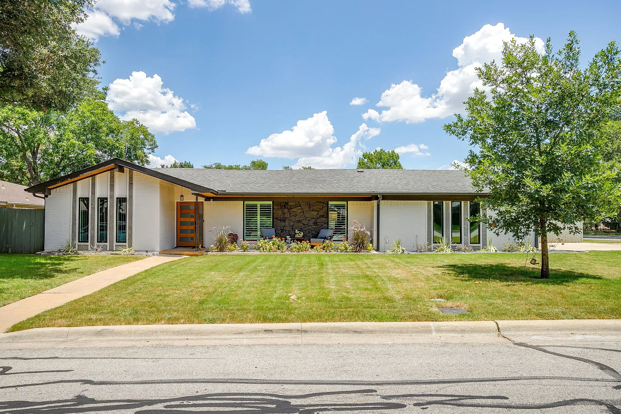 Single Family Residence For Rent in Tarrant County , 400 Glenn Drive, Hurst, Texas 76053, 3 Bedroom, 2 Bathroom, 2 Garage spaces, 2,619 Sqft, built in 1967, mls#21403950, Real Estate Agent in Hurst, Homes For Rent in Tarrant county, Homes For Rent in Hurst, Realtor in Hurst Texas, Real Estate Brokerage Independent Realty Texas, Luminita Cordes Realtor