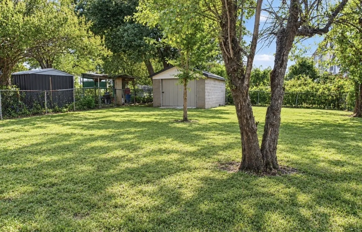 Single Family Residence For Rent in Dallas County , 2250 Mail Avenue, Dallas, Texas 75235, 2 Bedroom, 1 Bathroom, Garage spaces, 852 Sqft, built in 1951, mls#21398771, Real Estate Agent in Dallas, Homes For Rent in Dallas county, Homes For Rent in Dallas, Realtor in Dallas Texas, Real Estate Brokerage Independent Realty Texas, Luminita Cordes Realtor