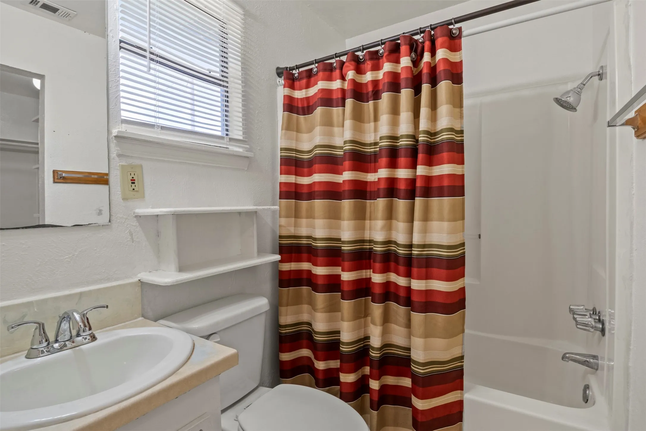 Single Family Residence For Sale in Ellis County , 500 Sunflower Street, Red Oak, Texas 75154, 4 Bedroom, 2 Bathroom, 2 Garage spaces, 1,561 Sqft, built in 1985, mls#21404240, Real Estate Agent in Red Oak, Homes For Sale in Ellis county, Homes For Sale in Red Oak, Realtor in Red Oak Texas, Real Estate Brokerage Independent Realty Texas, Luminita Cordes Realtor
