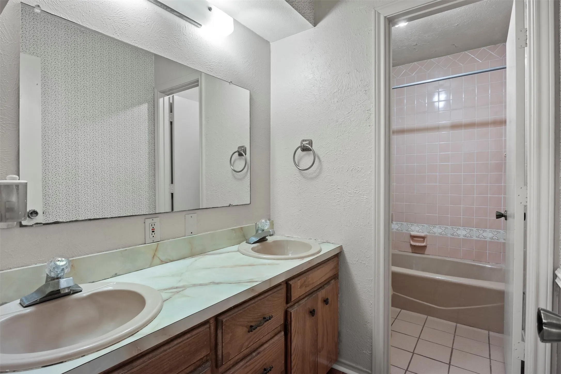 Single Family Residence For Sale in Ellis County , 500 Sunflower Street, Red Oak, Texas 75154, 4 Bedroom, 2 Bathroom, 2 Garage spaces, 1,561 Sqft, built in 1985, mls#21404240, Real Estate Agent in Red Oak, Homes For Sale in Ellis county, Homes For Sale in Red Oak, Realtor in Red Oak Texas, Real Estate Brokerage Independent Realty Texas, Luminita Cordes Realtor