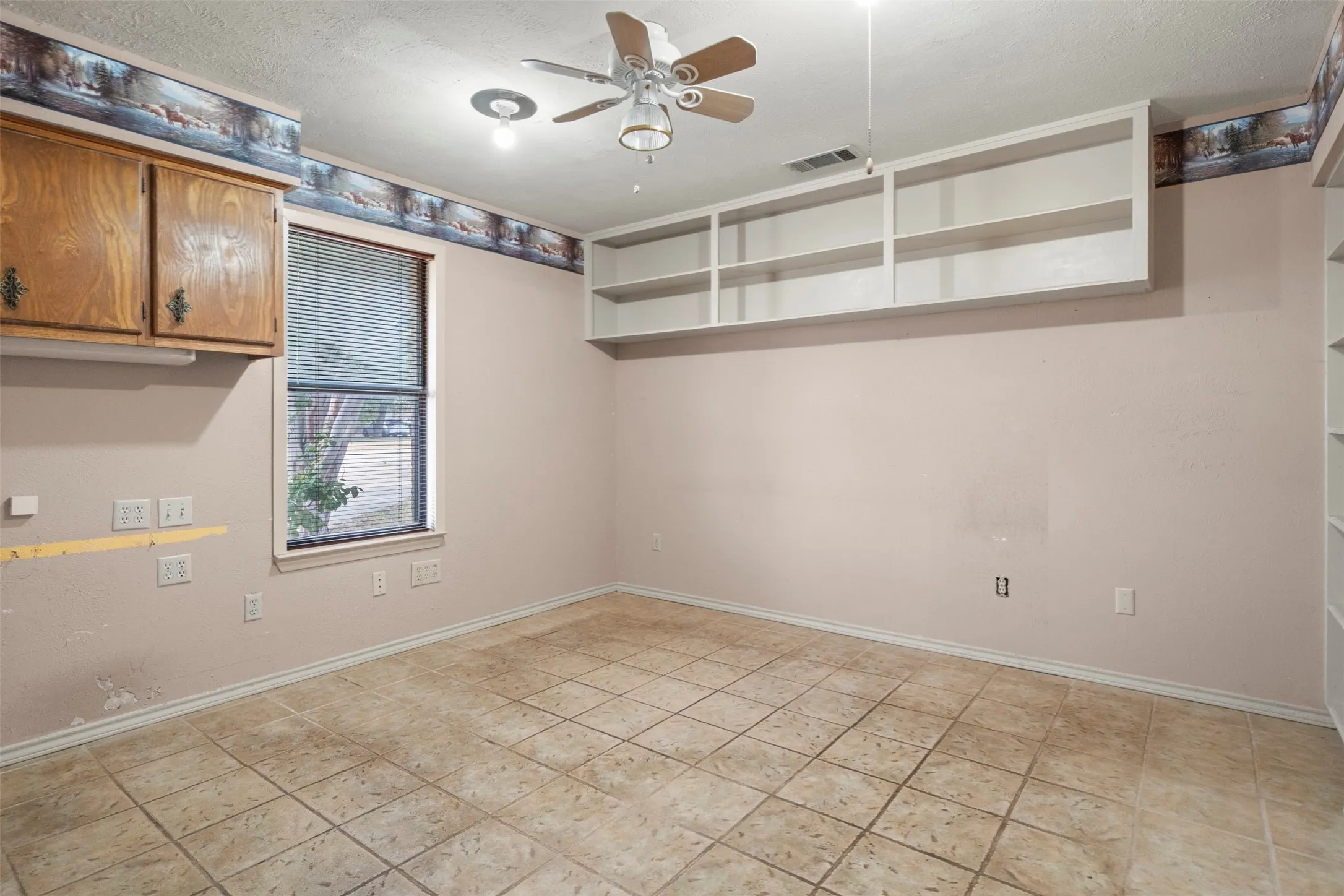 Single Family Residence For Sale in Ellis County , 500 Sunflower Street, Red Oak, Texas 75154, 4 Bedroom, 2 Bathroom, 2 Garage spaces, 1,561 Sqft, built in 1985, mls#21404240, Real Estate Agent in Red Oak, Homes For Sale in Ellis county, Homes For Sale in Red Oak, Realtor in Red Oak Texas, Real Estate Brokerage Independent Realty Texas, Luminita Cordes Realtor