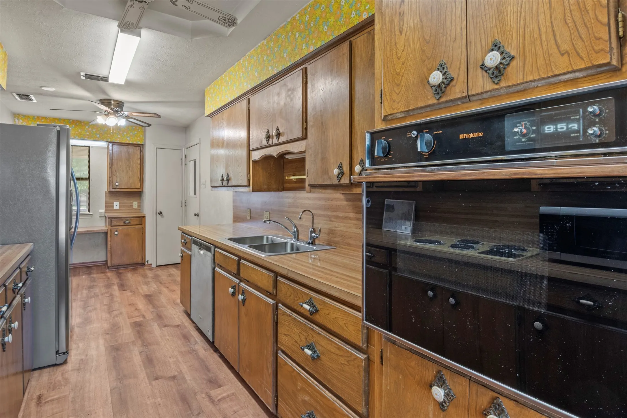 Single Family Residence For Sale in Ellis County , 500 Sunflower Street, Red Oak, Texas 75154, 4 Bedroom, 2 Bathroom, 2 Garage spaces, 1,561 Sqft, built in 1985, mls#21404240, Real Estate Agent in Red Oak, Homes For Sale in Ellis county, Homes For Sale in Red Oak, Realtor in Red Oak Texas, Real Estate Brokerage Independent Realty Texas, Luminita Cordes Realtor