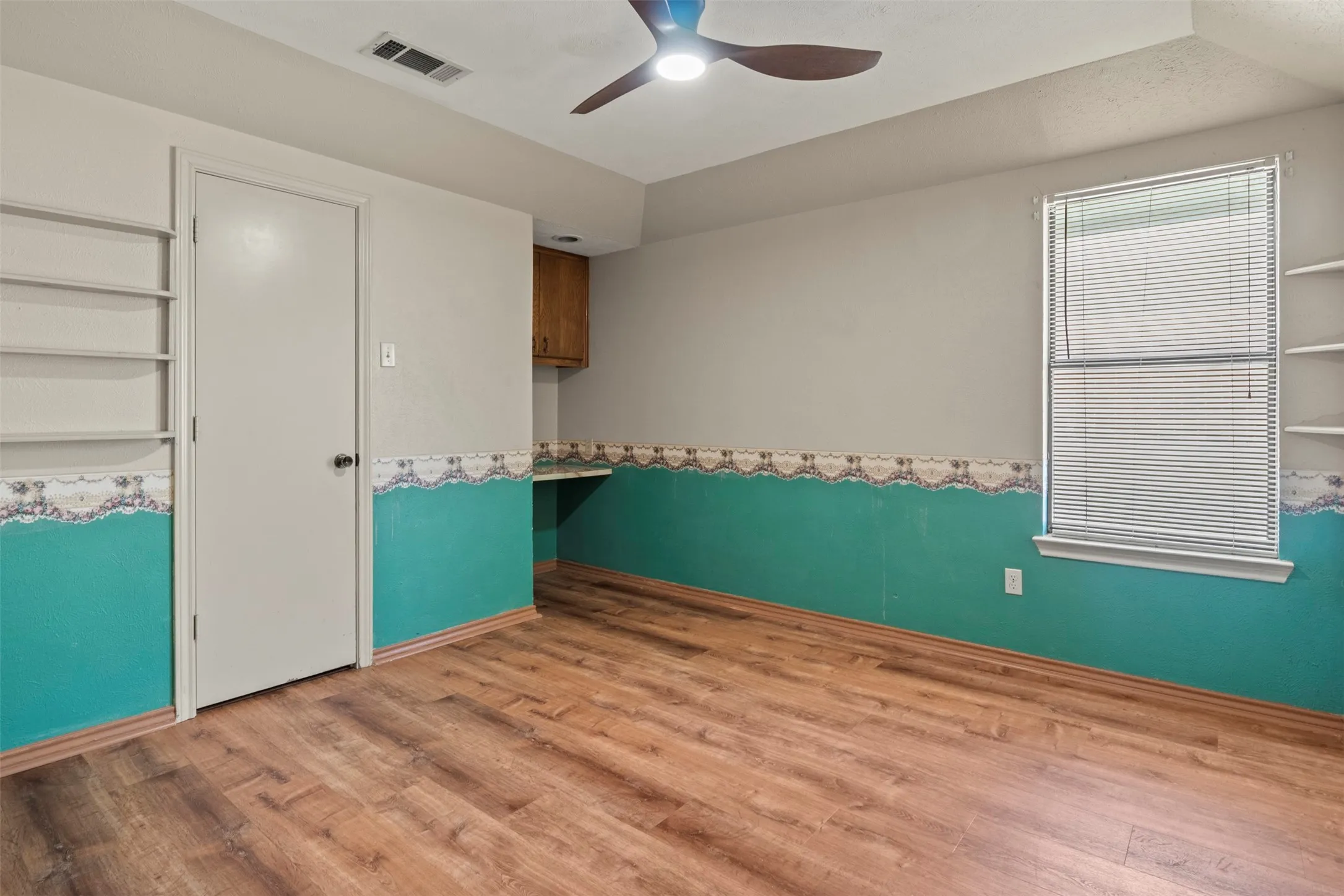 Single Family Residence For Sale in Ellis County , 500 Sunflower Street, Red Oak, Texas 75154, 4 Bedroom, 2 Bathroom, 2 Garage spaces, 1,561 Sqft, built in 1985, mls#21404240, Real Estate Agent in Red Oak, Homes For Sale in Ellis county, Homes For Sale in Red Oak, Realtor in Red Oak Texas, Real Estate Brokerage Independent Realty Texas, Luminita Cordes Realtor