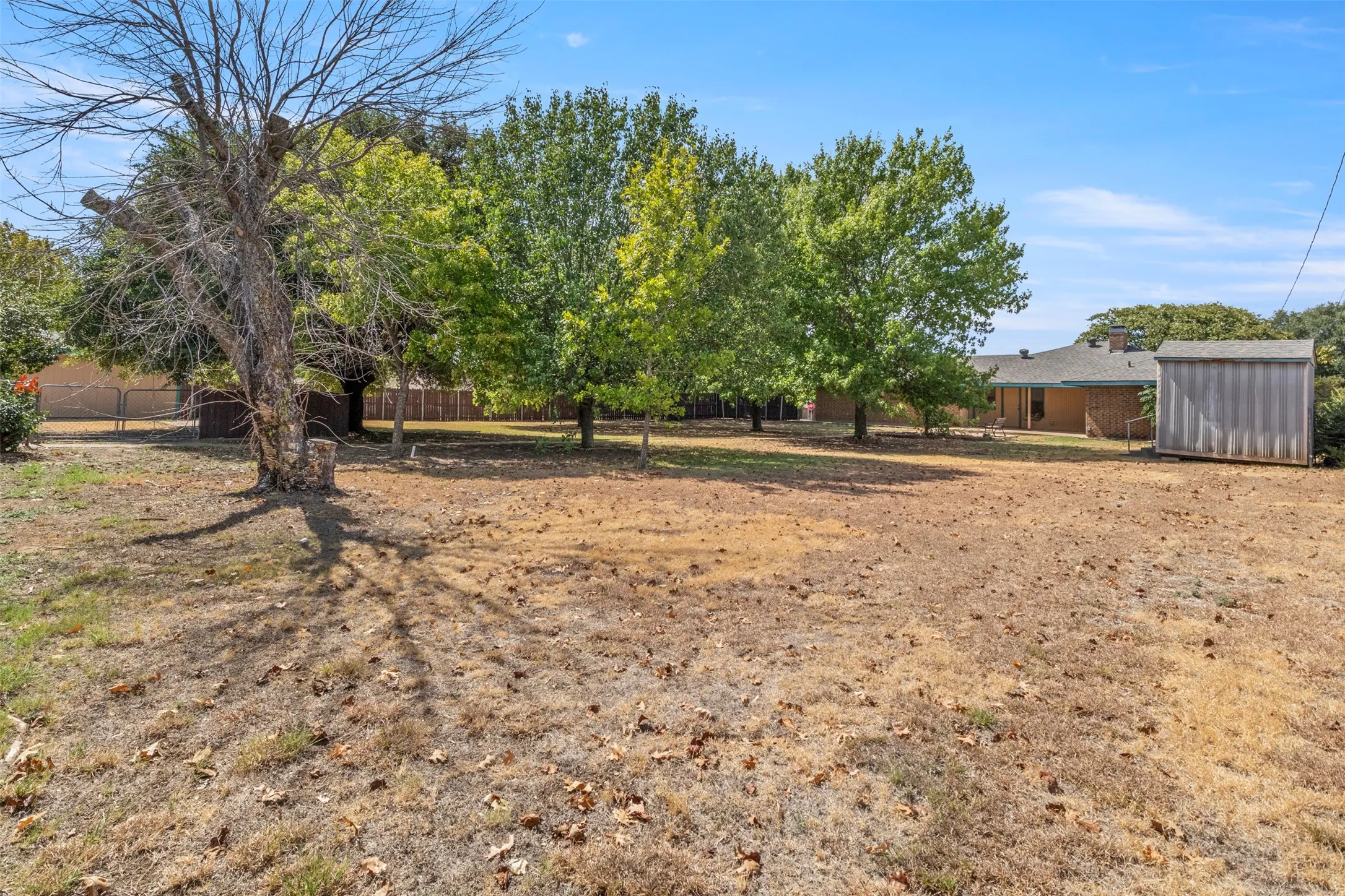 Single Family Residence For Sale in Ellis County , 500 Sunflower Street, Red Oak, Texas 75154, 4 Bedroom, 2 Bathroom, 2 Garage spaces, 1,561 Sqft, built in 1985, mls#21404240, Real Estate Agent in Red Oak, Homes For Sale in Ellis county, Homes For Sale in Red Oak, Realtor in Red Oak Texas, Real Estate Brokerage Independent Realty Texas, Luminita Cordes Realtor