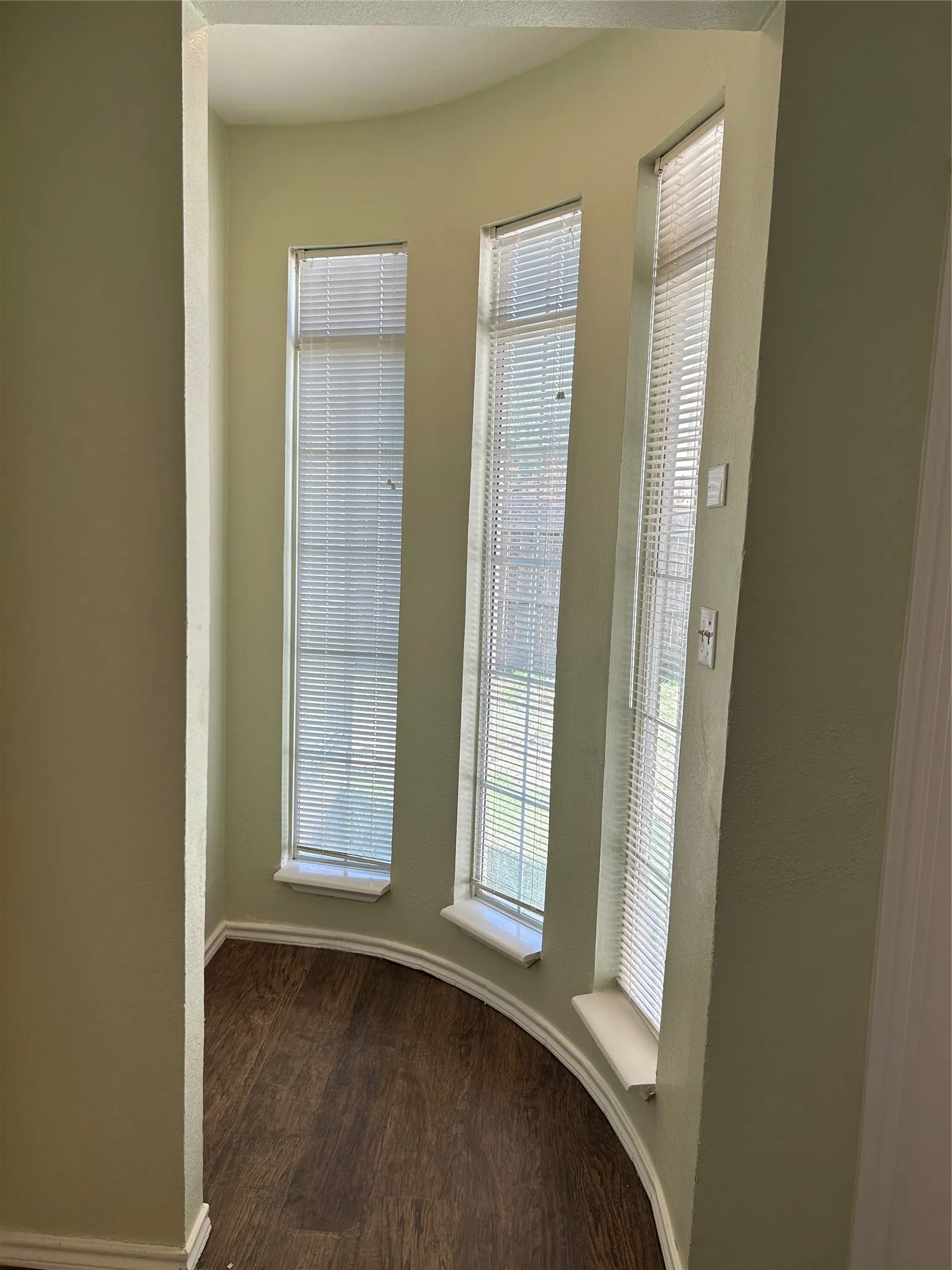 Bay windows in the small hallway to primary  bedroom.