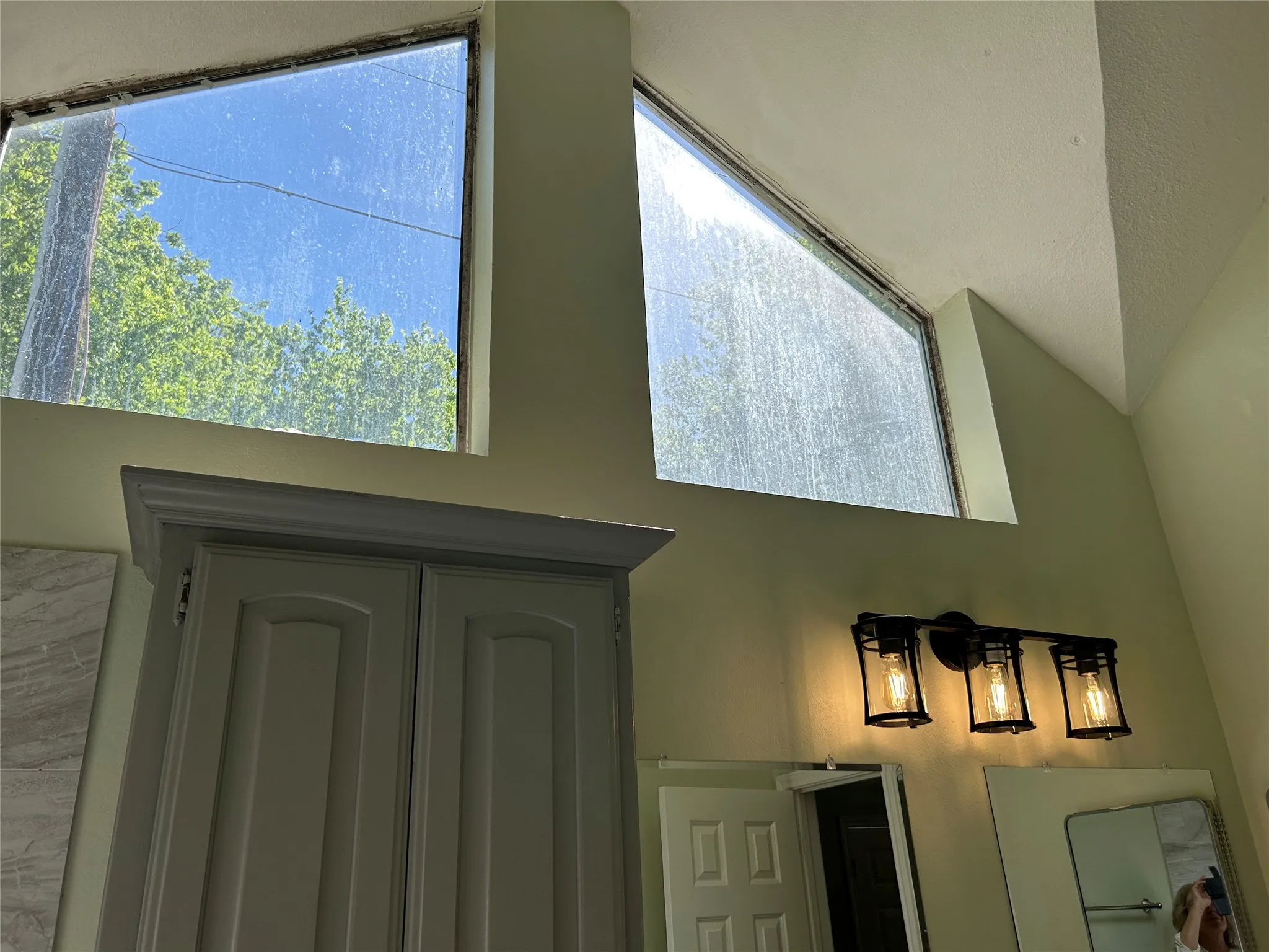 Large windows in the primary bathroom.