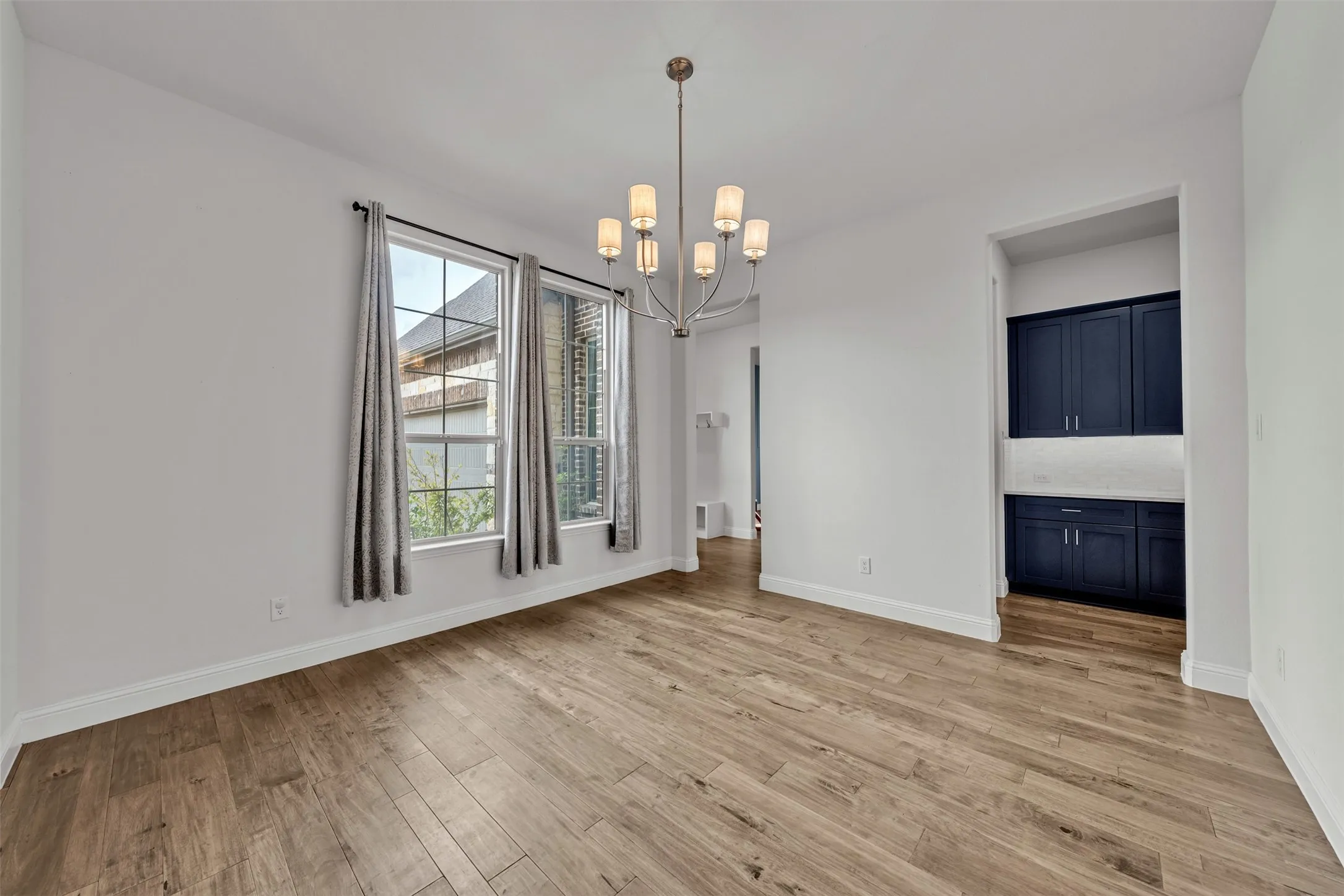 Single Family Residence For Sale in Johnson County , 1802 Southpointe Xing, Mansfield, Texas 76063, 5 Bedroom, 5 Bathroom, 3 Garage spaces, 3,746 Sqft, built in 2022, mls#21402815, Real Estate Agent in Mansfield, Homes For Sale in Johnson county, Homes For Sale in Mansfield, Realtor in Mansfield Texas, Real Estate Brokerage Independent Realty Texas, Luminita Cordes Realtor