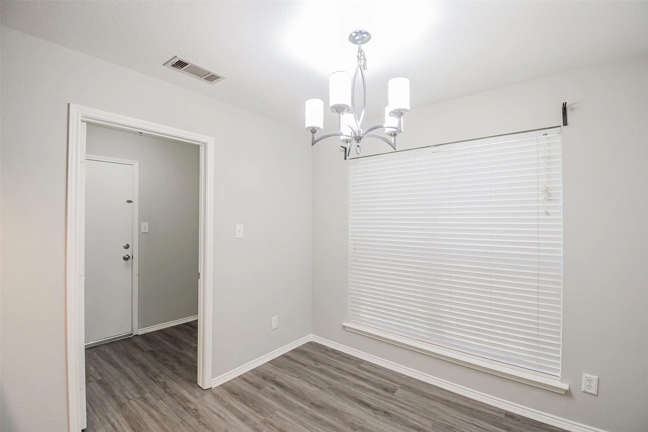 Single Family Residence For Rent in Tarrant County , 633 Dover Heights Trail, Mansfield, Texas 76063, 3 Bedroom, 2 Bathroom, 2 Garage spaces, 1,854 Sqft, built in 2002, mls#21404243, Real Estate Agent in Mansfield, Homes For Rent in Tarrant county, Homes For Rent in Mansfield, Realtor in Mansfield Texas, Real Estate Brokerage Independent Realty Texas, Luminita Cordes Realtor