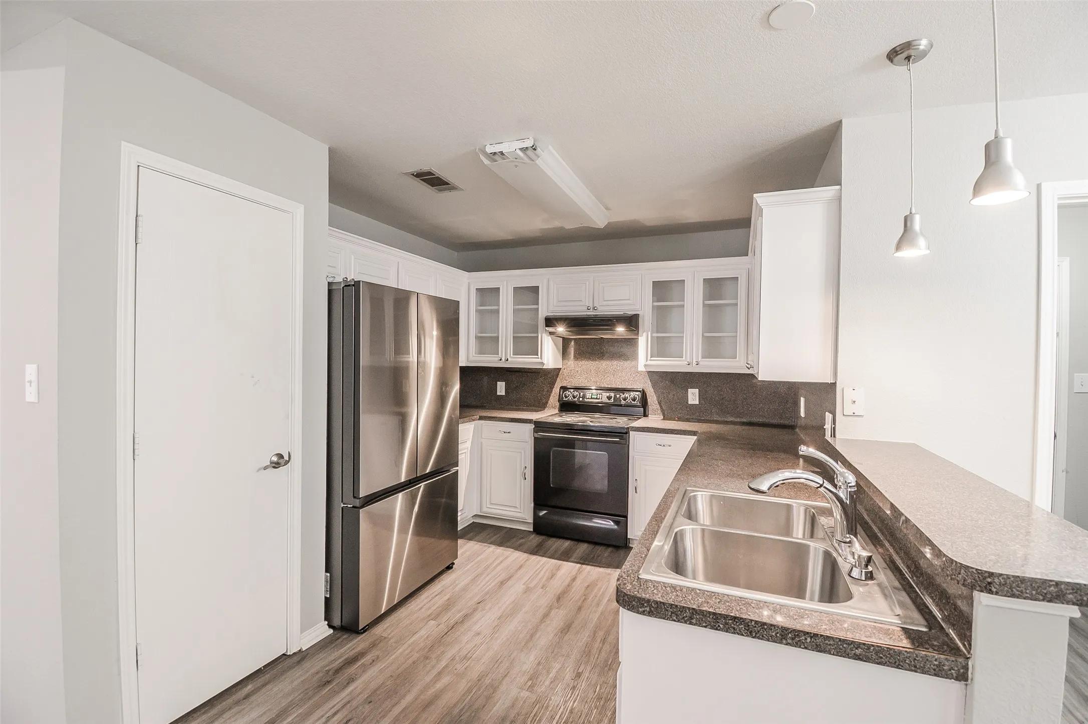 Single Family Residence For Rent in Tarrant County , 633 Dover Heights Trail, Mansfield, Texas 76063, 3 Bedroom, 2 Bathroom, 2 Garage spaces, 1,854 Sqft, built in 2002, mls#21404243, Real Estate Agent in Mansfield, Homes For Rent in Tarrant county, Homes For Rent in Mansfield, Realtor in Mansfield Texas, Real Estate Brokerage Independent Realty Texas, Luminita Cordes Realtor