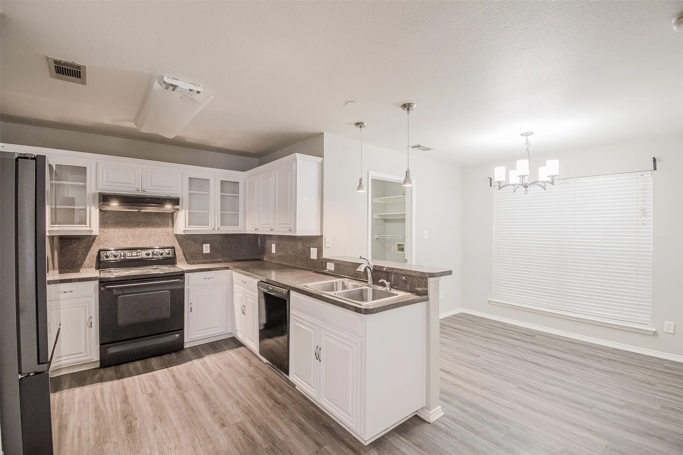 Single Family Residence For Rent in Tarrant County , 633 Dover Heights Trail, Mansfield, Texas 76063, 3 Bedroom, 2 Bathroom, 2 Garage spaces, 1,854 Sqft, built in 2002, mls#21404243, Real Estate Agent in Mansfield, Homes For Rent in Tarrant county, Homes For Rent in Mansfield, Realtor in Mansfield Texas, Real Estate Brokerage Independent Realty Texas, Luminita Cordes Realtor