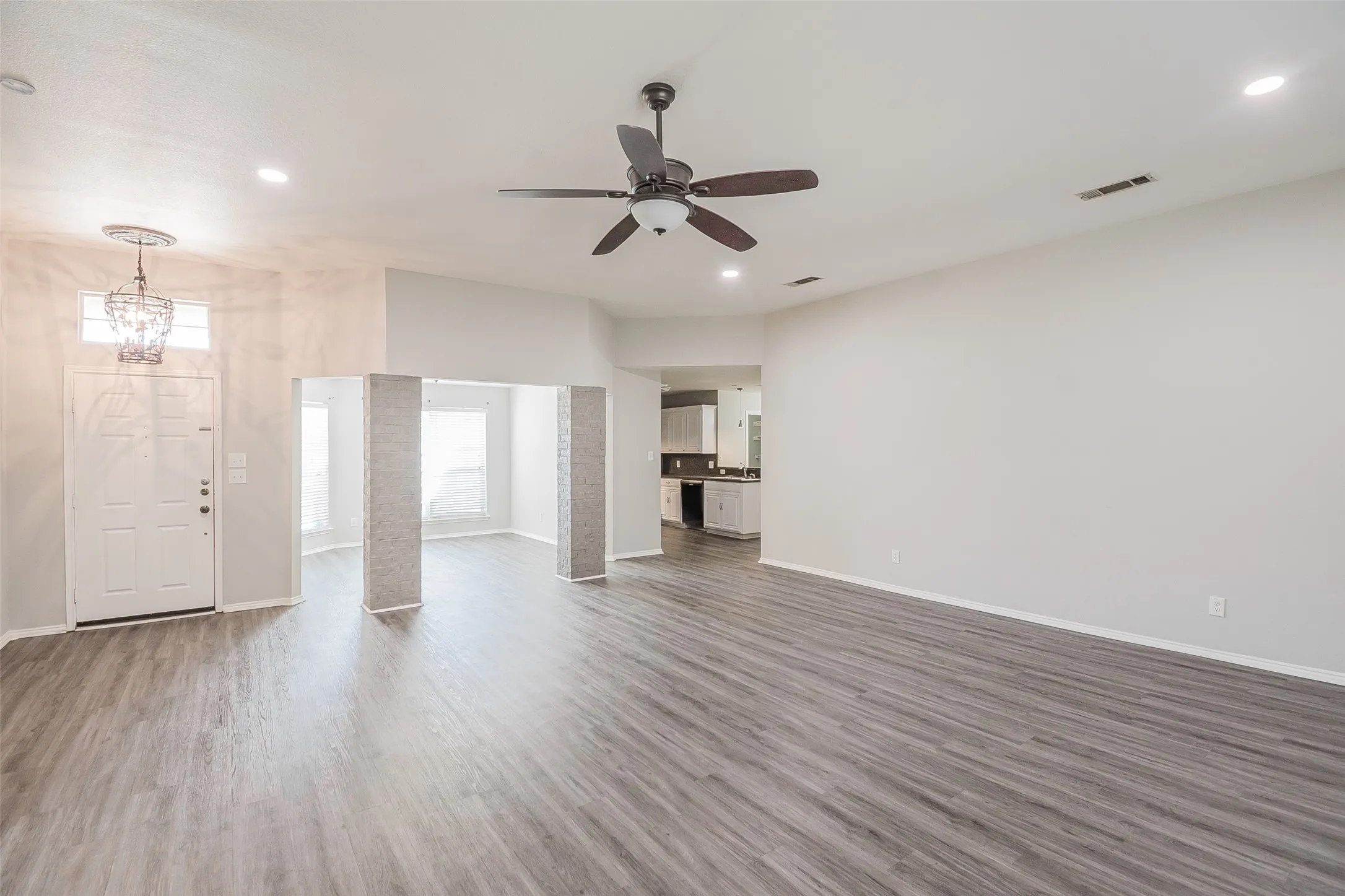 Single Family Residence For Rent in Tarrant County , 633 Dover Heights Trail, Mansfield, Texas 76063, 3 Bedroom, 2 Bathroom, 2 Garage spaces, 1,854 Sqft, built in 2002, mls#21404243, Real Estate Agent in Mansfield, Homes For Rent in Tarrant county, Homes For Rent in Mansfield, Realtor in Mansfield Texas, Real Estate Brokerage Independent Realty Texas, Luminita Cordes Realtor
