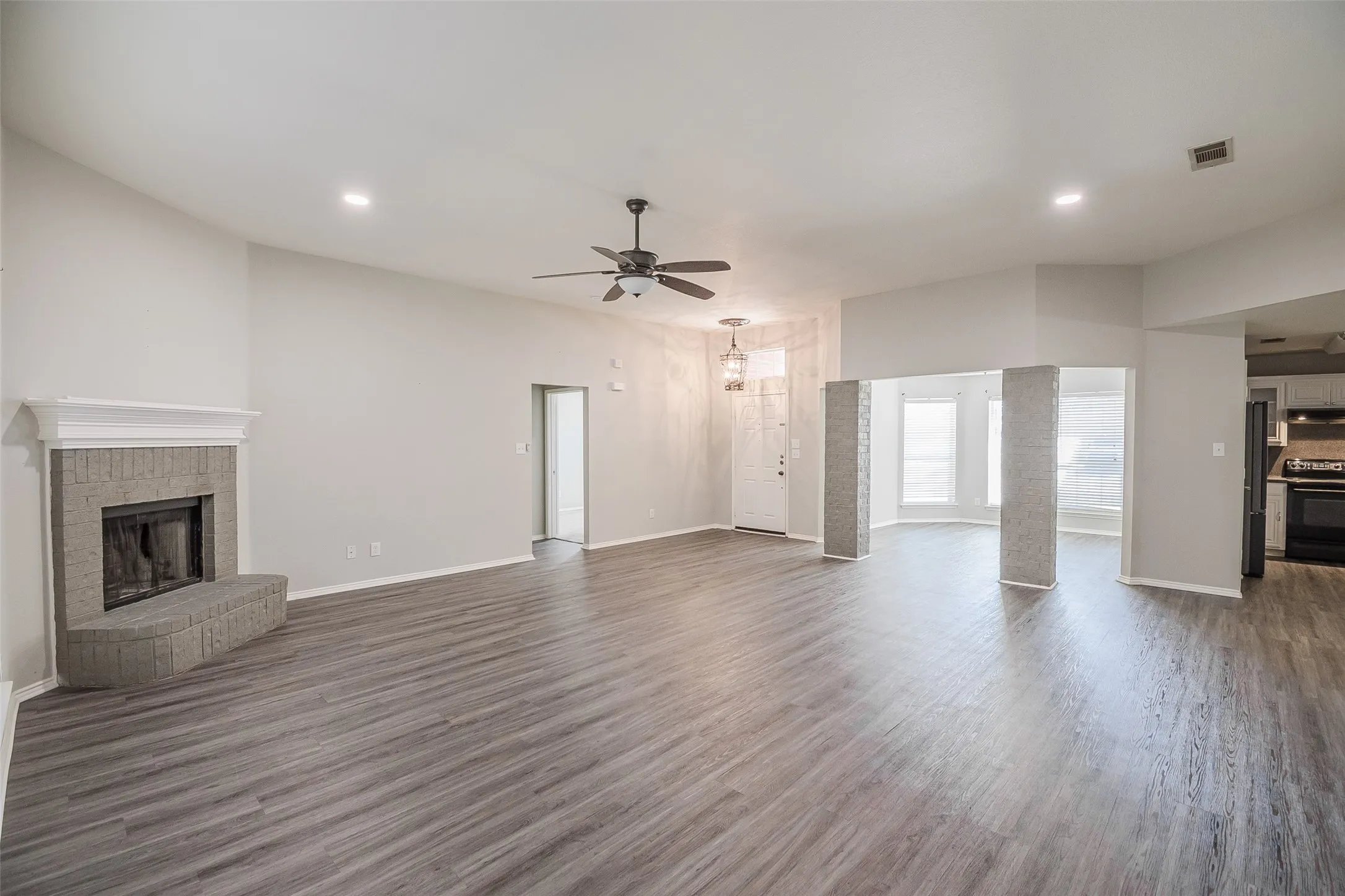 Single Family Residence For Rent in Tarrant County , 633 Dover Heights Trail, Mansfield, Texas 76063, 3 Bedroom, 2 Bathroom, 2 Garage spaces, 1,854 Sqft, built in 2002, mls#21404243, Real Estate Agent in Mansfield, Homes For Rent in Tarrant county, Homes For Rent in Mansfield, Realtor in Mansfield Texas, Real Estate Brokerage Independent Realty Texas, Luminita Cordes Realtor