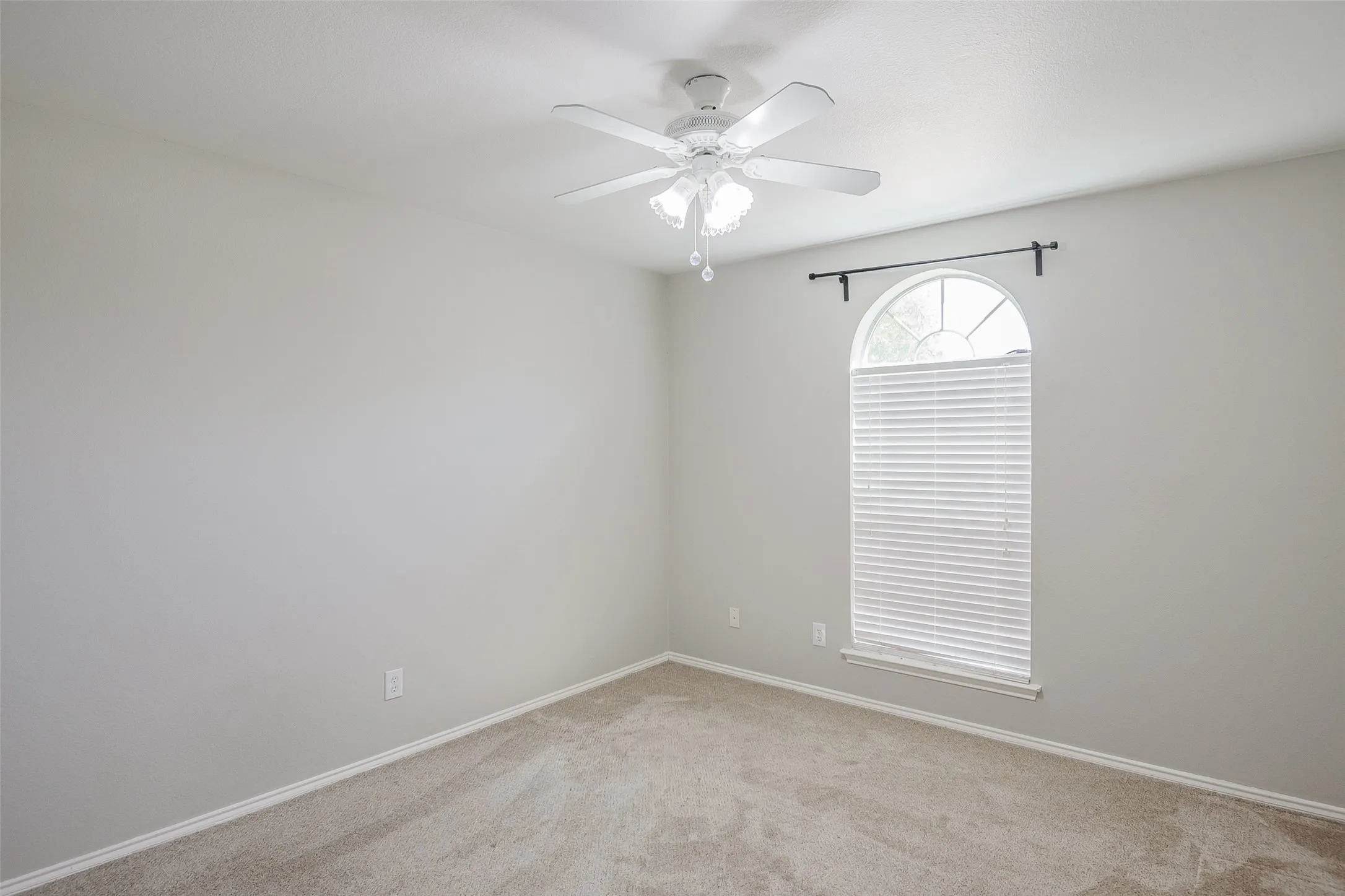 Single Family Residence For Rent in Tarrant County , 633 Dover Heights Trail, Mansfield, Texas 76063, 3 Bedroom, 2 Bathroom, 2 Garage spaces, 1,854 Sqft, built in 2002, mls#21404243, Real Estate Agent in Mansfield, Homes For Rent in Tarrant county, Homes For Rent in Mansfield, Realtor in Mansfield Texas, Real Estate Brokerage Independent Realty Texas, Luminita Cordes Realtor