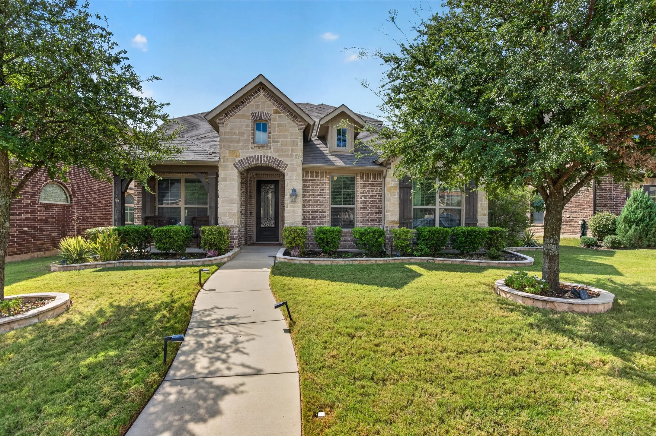Single Family Residence For Sale in Ellis County , 108 Crystal Creek Drive, Red Oak, Texas 75154, 4 Bedroom, 3 Bathroom, 2 Garage spaces, 2,428 Sqft, built in 2015, mls#21403403, Real Estate Agent in Red Oak, Homes For Sale in Ellis county, Homes For Sale in Red Oak, Realtor in Red Oak Texas, Real Estate Brokerage Independent Realty Texas, Luminita Cordes Realtor