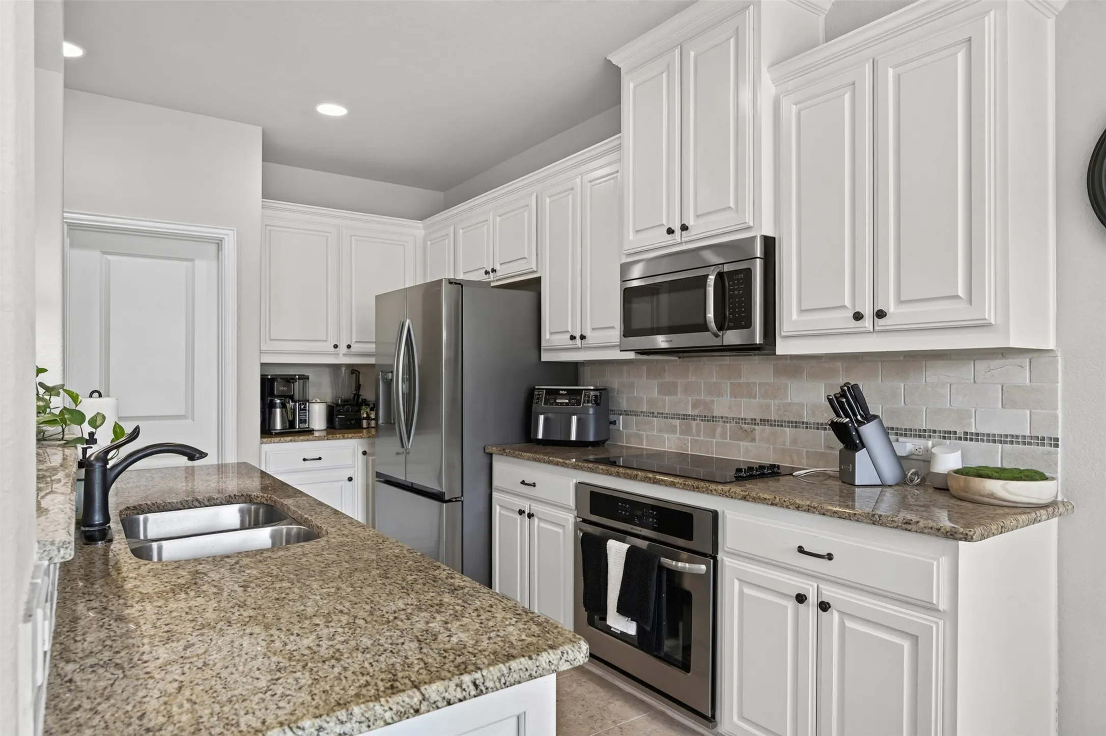 Single Family Residence For Sale in Ellis County , 108 Crystal Creek Drive, Red Oak, Texas 75154, 4 Bedroom, 3 Bathroom, 2 Garage spaces, 2,428 Sqft, built in 2015, mls#21403403, Real Estate Agent in Red Oak, Homes For Sale in Ellis county, Homes For Sale in Red Oak, Realtor in Red Oak Texas, Real Estate Brokerage Independent Realty Texas, Luminita Cordes Realtor