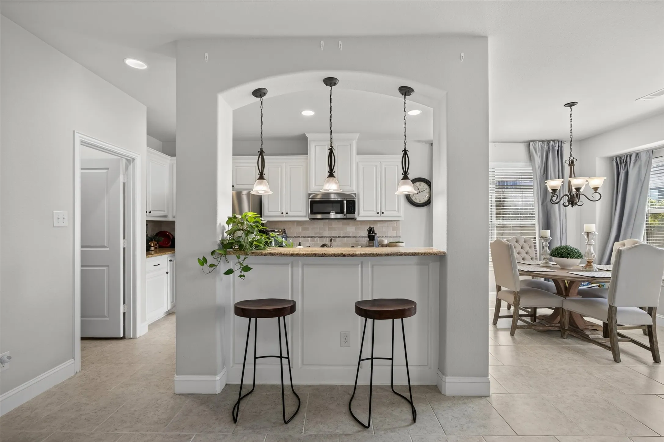 Single Family Residence For Sale in Ellis County , 108 Crystal Creek Drive, Red Oak, Texas 75154, 4 Bedroom, 3 Bathroom, 2 Garage spaces, 2,428 Sqft, built in 2015, mls#21403403, Real Estate Agent in Red Oak, Homes For Sale in Ellis county, Homes For Sale in Red Oak, Realtor in Red Oak Texas, Real Estate Brokerage Independent Realty Texas, Luminita Cordes Realtor