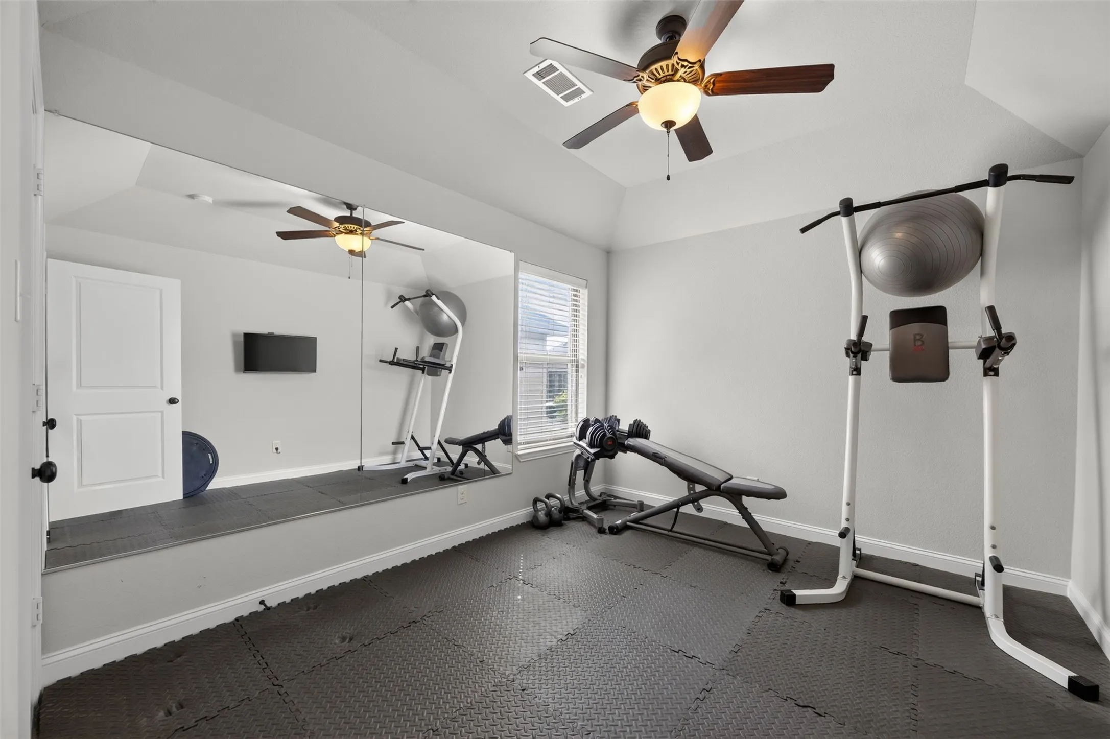 Single Family Residence For Sale in Ellis County , 108 Crystal Creek Drive, Red Oak, Texas 75154, 4 Bedroom, 3 Bathroom, 2 Garage spaces, 2,428 Sqft, built in 2015, mls#21403403, Real Estate Agent in Red Oak, Homes For Sale in Ellis county, Homes For Sale in Red Oak, Realtor in Red Oak Texas, Real Estate Brokerage Independent Realty Texas, Luminita Cordes Realtor
