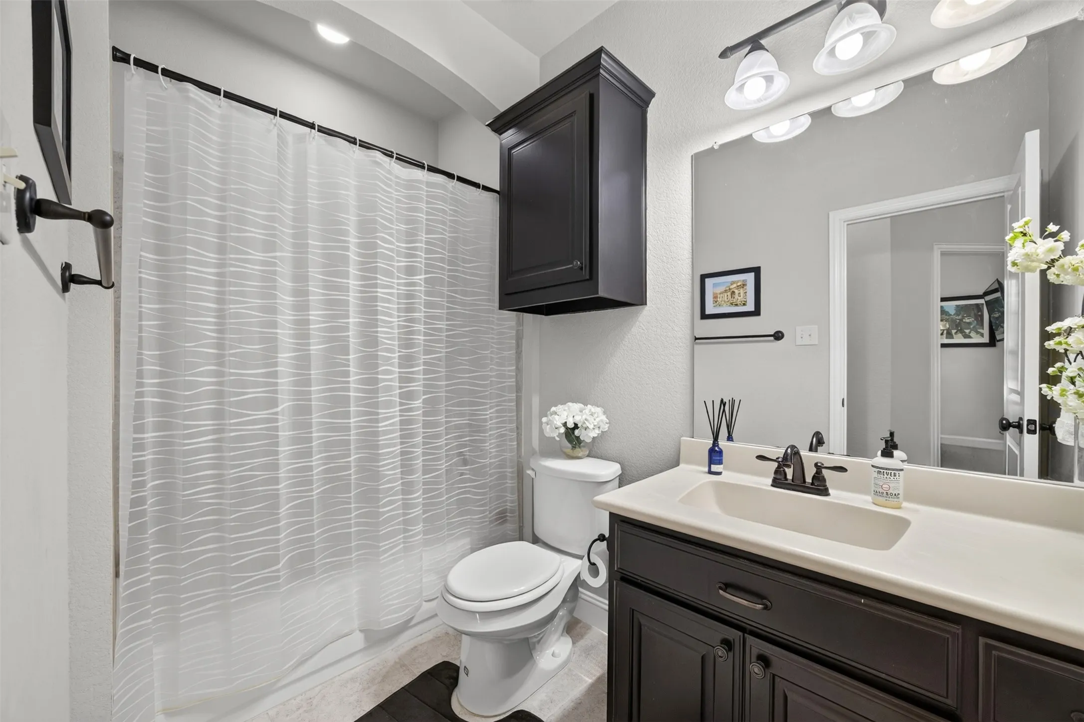 Single Family Residence For Sale in Ellis County , 108 Crystal Creek Drive, Red Oak, Texas 75154, 4 Bedroom, 3 Bathroom, 2 Garage spaces, 2,428 Sqft, built in 2015, mls#21403403, Real Estate Agent in Red Oak, Homes For Sale in Ellis county, Homes For Sale in Red Oak, Realtor in Red Oak Texas, Real Estate Brokerage Independent Realty Texas, Luminita Cordes Realtor