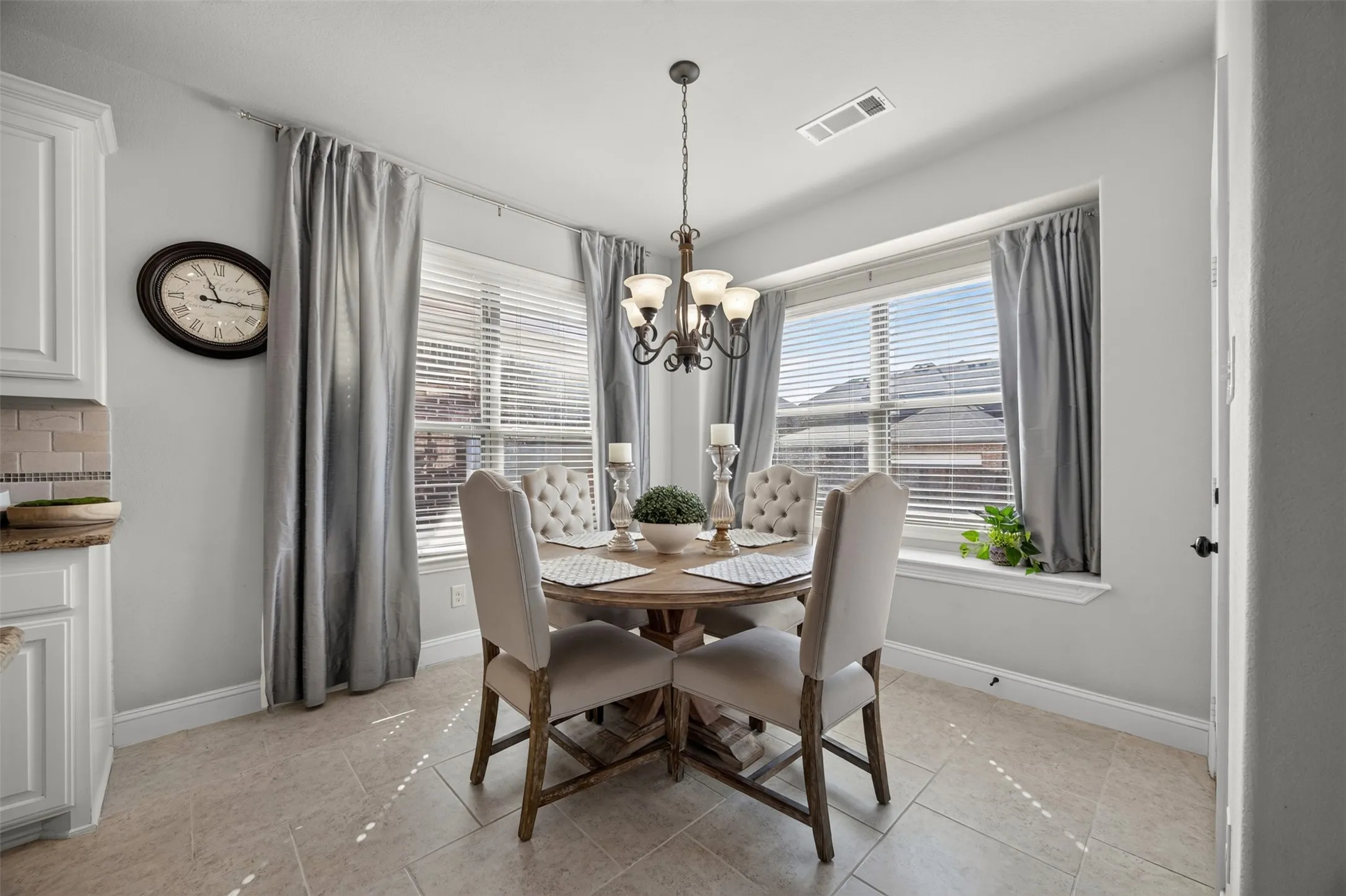 Single Family Residence For Sale in Ellis County , 108 Crystal Creek Drive, Red Oak, Texas 75154, 4 Bedroom, 3 Bathroom, 2 Garage spaces, 2,428 Sqft, built in 2015, mls#21403403, Real Estate Agent in Red Oak, Homes For Sale in Ellis county, Homes For Sale in Red Oak, Realtor in Red Oak Texas, Real Estate Brokerage Independent Realty Texas, Luminita Cordes Realtor