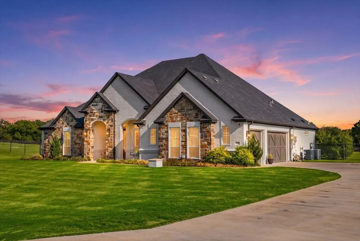Single Family Residence For Sale in Parker County , 1017 Moriah Road, Weatherford, Texas 76087, 4 Bedroom, 3 Bathroom, 3 Garage spaces, 2,587 Sqft, built in 2020, mls#21402120, Real Estate Agent in Weatherford, Homes For Sale in Parker county, Homes For Sale in Weatherford, Realtor in Weatherford Texas, Real Estate Brokerage Independent Realty Texas, Luminita Cordes Realtor