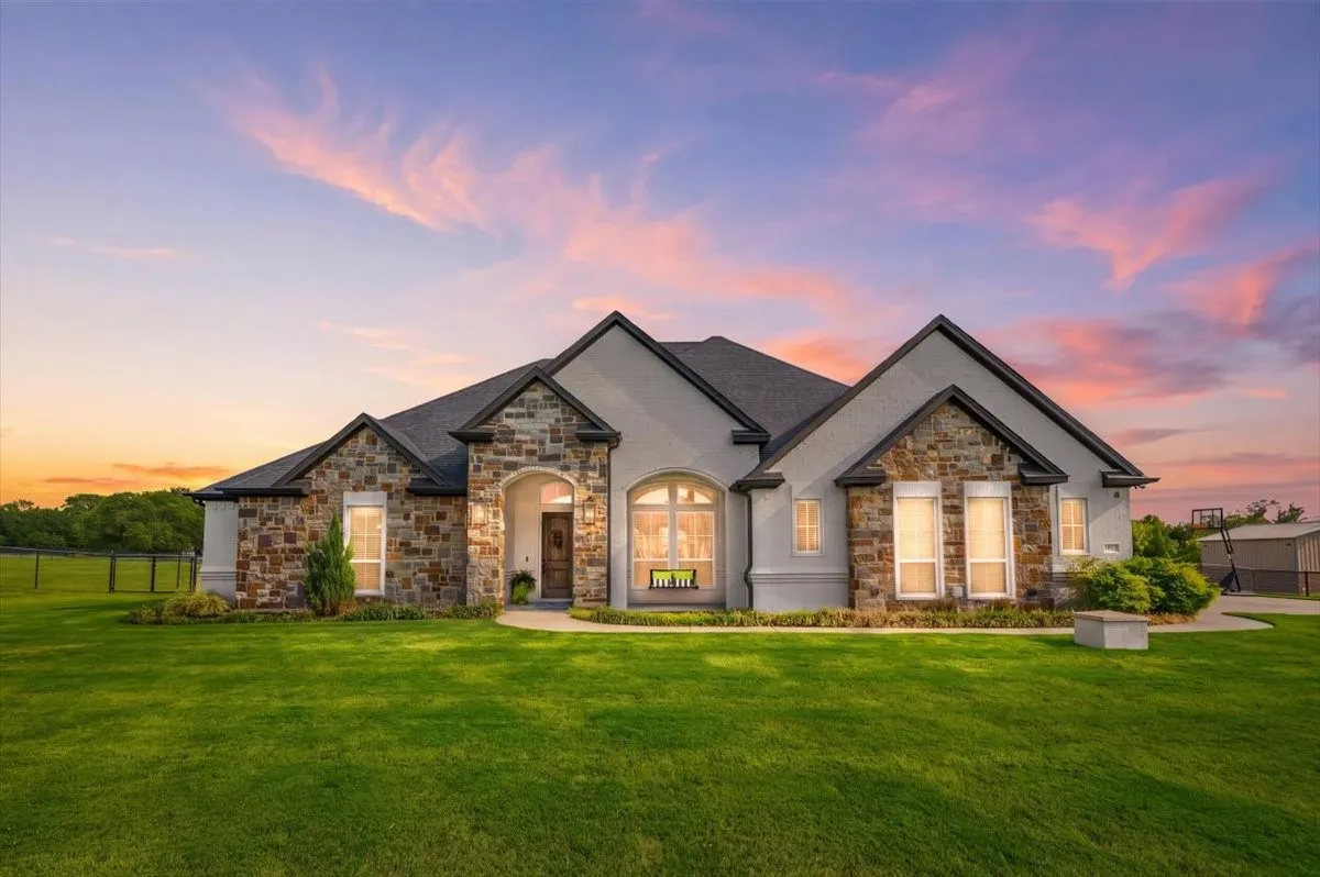 Single Family Residence For Sale in Parker County , 1017 Moriah Road, Weatherford, Texas 76087, 4 Bedroom, 3 Bathroom, 3 Garage spaces, 2,587 Sqft, built in 2020, mls#21402120, Real Estate Agent in Weatherford, Homes For Sale in Parker county, Homes For Sale in Weatherford, Realtor in Weatherford Texas, Real Estate Brokerage Independent Realty Texas, Luminita Cordes Realtor