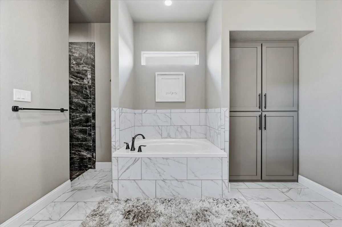 Single Family Residence For Sale in Parker County , 1017 Moriah Road, Weatherford, Texas 76087, 4 Bedroom, 3 Bathroom, 3 Garage spaces, 2,587 Sqft, built in 2020, mls#21402120, Real Estate Agent in Weatherford, Homes For Sale in Parker county, Homes For Sale in Weatherford, Realtor in Weatherford Texas, Real Estate Brokerage Independent Realty Texas, Luminita Cordes Realtor