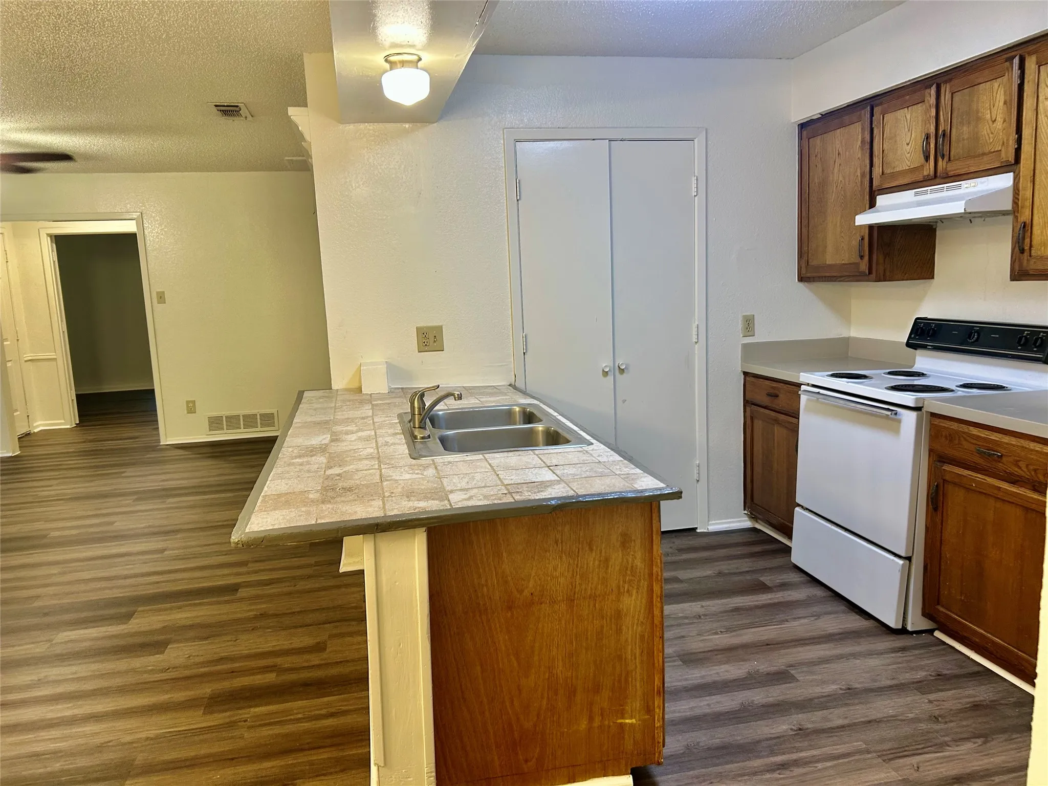 Duplex For Rent in Tarrant County , 2307 Lido Lane, Arlington, Texas 76015, 3 Bedroom, 2 Bathroom, Garage spaces, 1,157 Sqft, built in 1983, mls#21404245, Real Estate Agent in Arlington, Homes For Rent in Tarrant county, Homes For Rent in Arlington, Realtor in Arlington Texas, Real Estate Brokerage Independent Realty Texas, Luminita Cordes Realtor