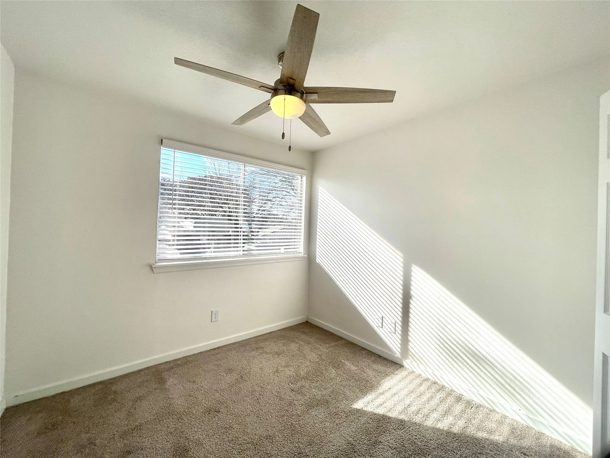 Unfurnished room with carpet floors and ceiling fan