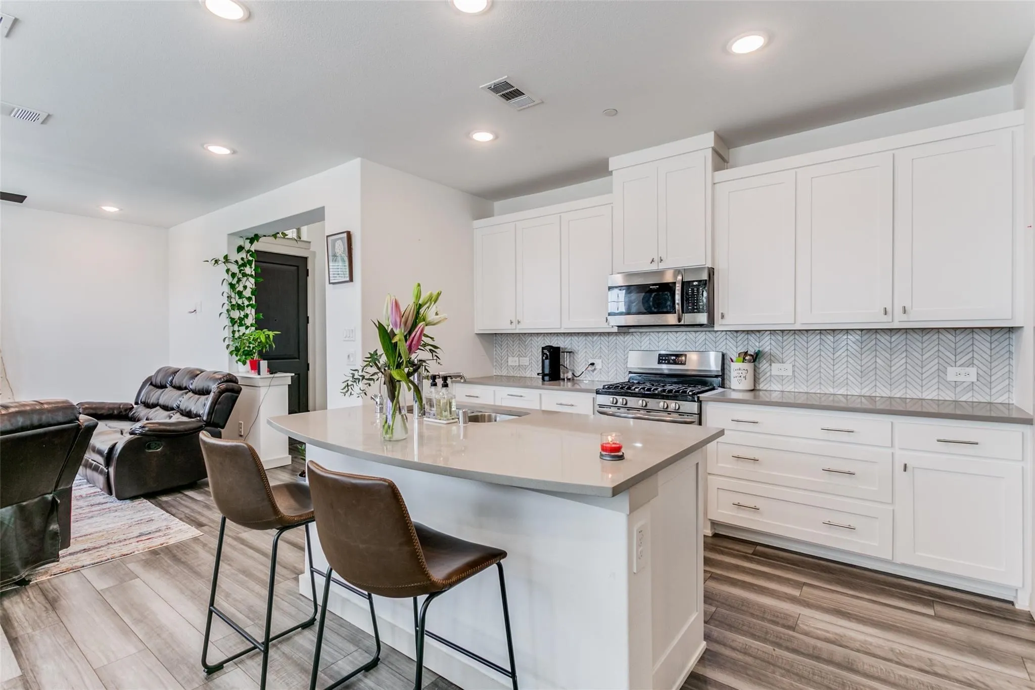 Townhouse For Rent in Denton County , 2744 Parkview Place, Lewisville, Texas 75067, 3 Bedroom, 4 Bathroom, 2 Garage spaces, 1,994 Sqft, built in 2021, mls#21403379, Real Estate Agent in Lewisville, Homes For Rent in Denton county, Homes For Rent in Lewisville, Realtor in Lewisville Texas, Real Estate Brokerage Independent Realty Texas, Luminita Cordes Realtor