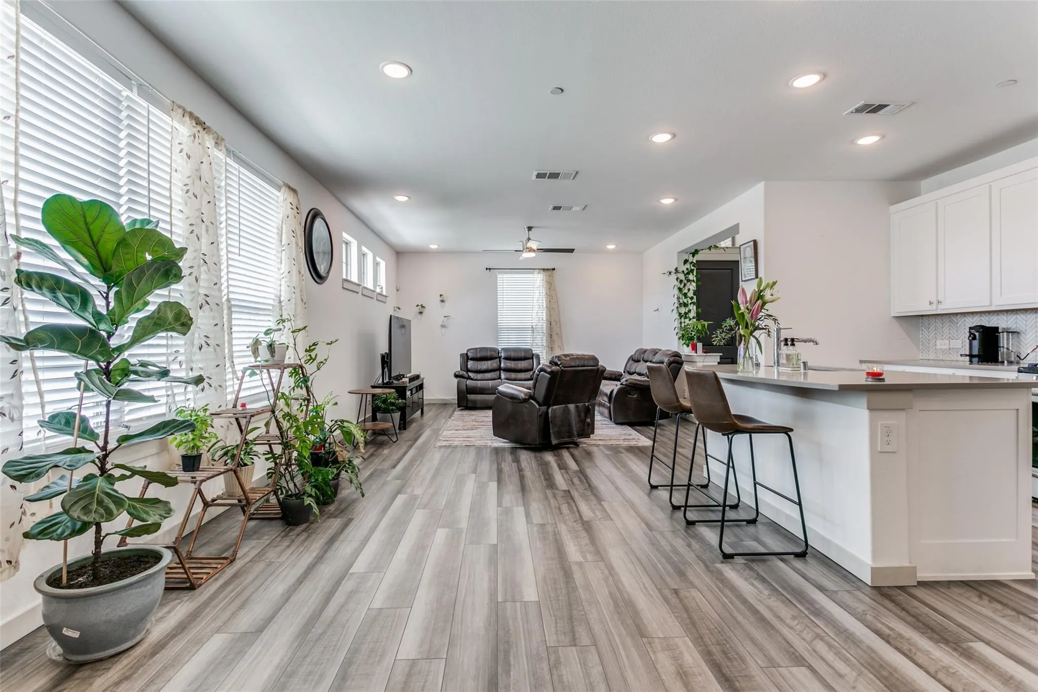 Townhouse For Rent in Denton County , 2744 Parkview Place, Lewisville, Texas 75067, 3 Bedroom, 4 Bathroom, 2 Garage spaces, 1,994 Sqft, built in 2021, mls#21403379, Real Estate Agent in Lewisville, Homes For Rent in Denton county, Homes For Rent in Lewisville, Realtor in Lewisville Texas, Real Estate Brokerage Independent Realty Texas, Luminita Cordes Realtor