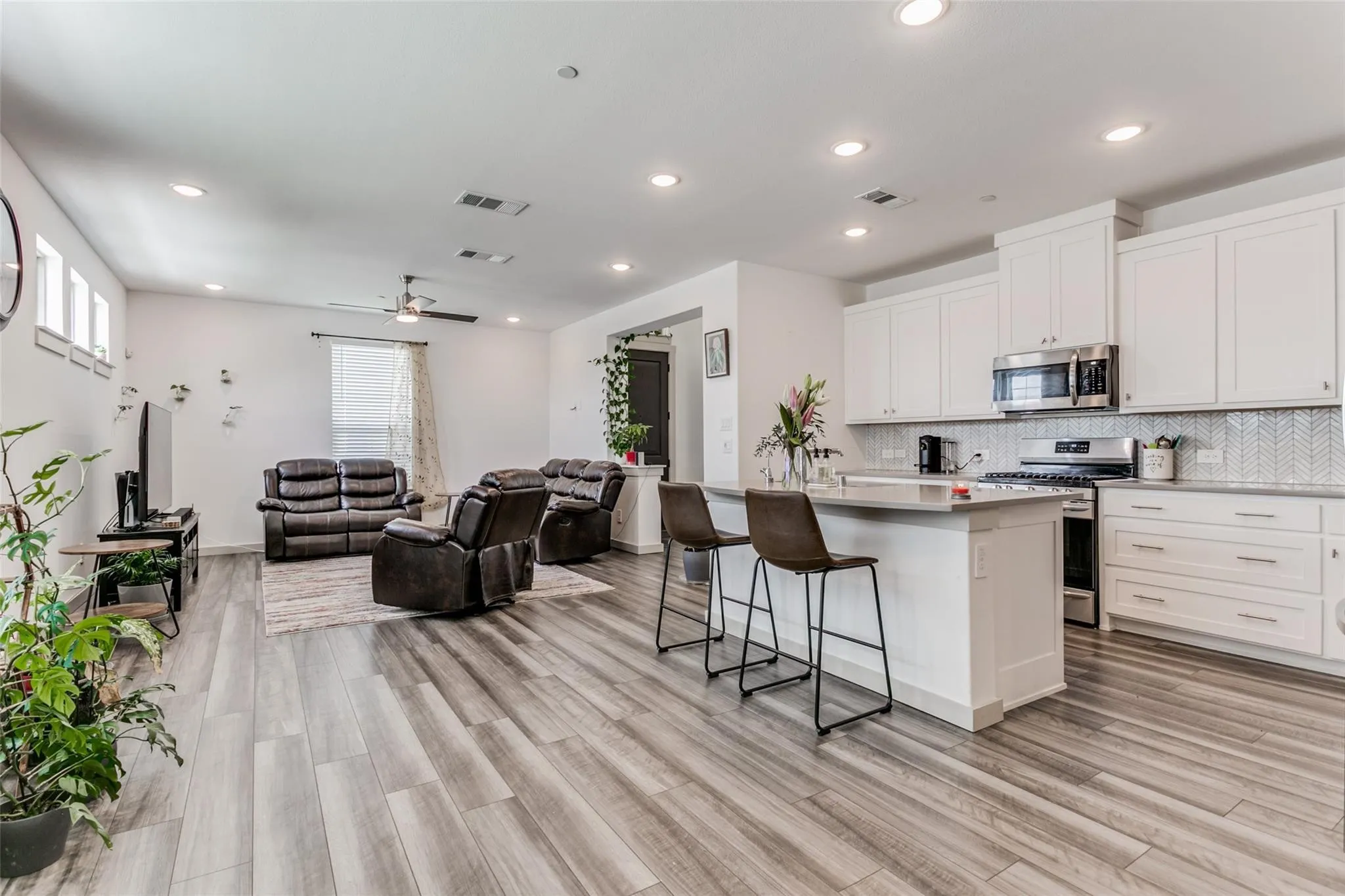 Townhouse For Rent in Denton County , 2744 Parkview Place, Lewisville, Texas 75067, 3 Bedroom, 4 Bathroom, 2 Garage spaces, 1,994 Sqft, built in 2021, mls#21403379, Real Estate Agent in Lewisville, Homes For Rent in Denton county, Homes For Rent in Lewisville, Realtor in Lewisville Texas, Real Estate Brokerage Independent Realty Texas, Luminita Cordes Realtor