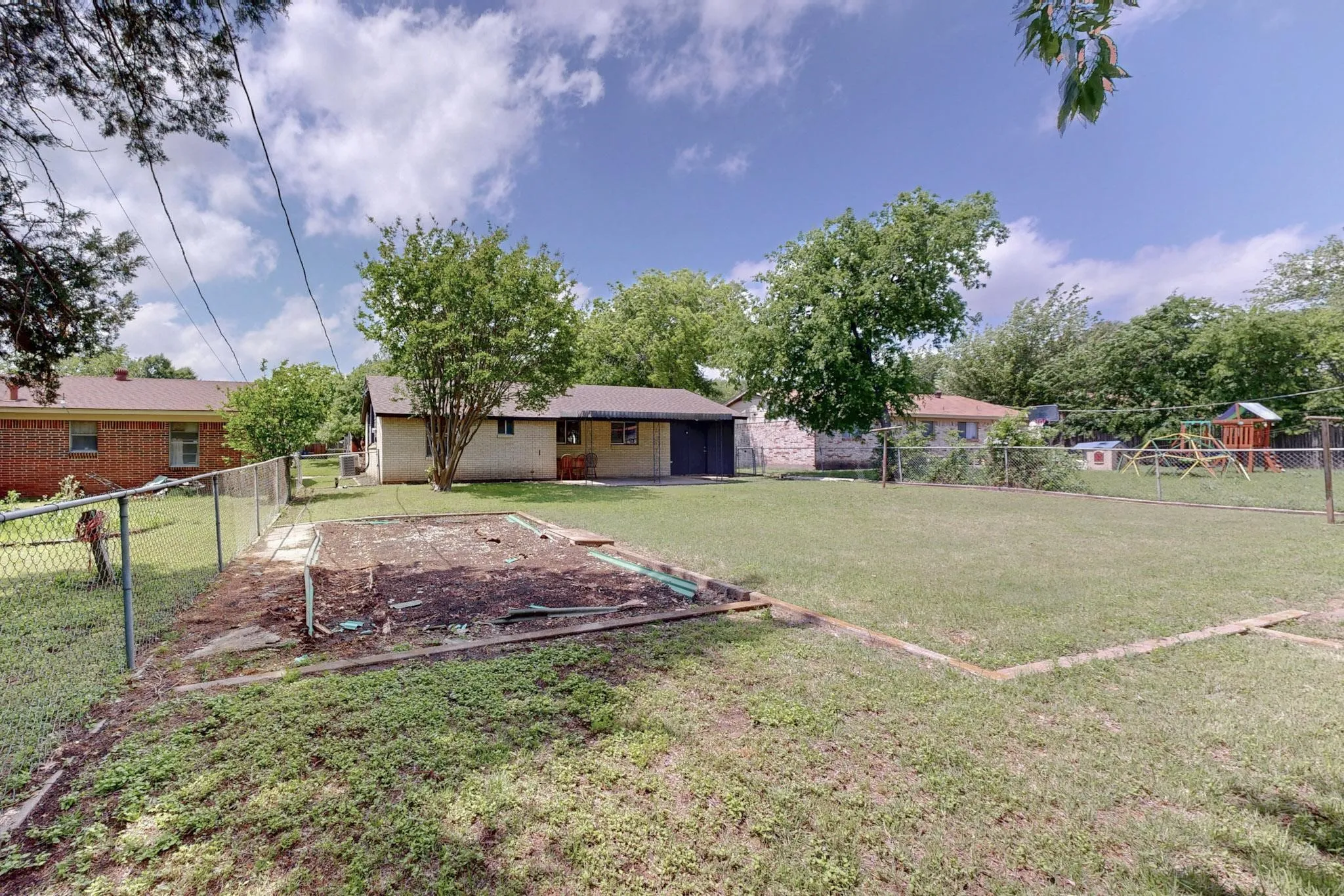 Single Family Residence For Rent in Johnson County , 304 NW Summercrest Boulevard, Burleson, Texas 76028, 2 Bedroom, 2 Bathroom, 1 Garage spaces, 1,080 Sqft, built in 1964, mls#21404260, Real Estate Agent in Burleson, Homes For Rent in Johnson county, Homes For Rent in Burleson, Realtor in Burleson Texas, Real Estate Brokerage Independent Realty Texas, Luminita Cordes Realtor