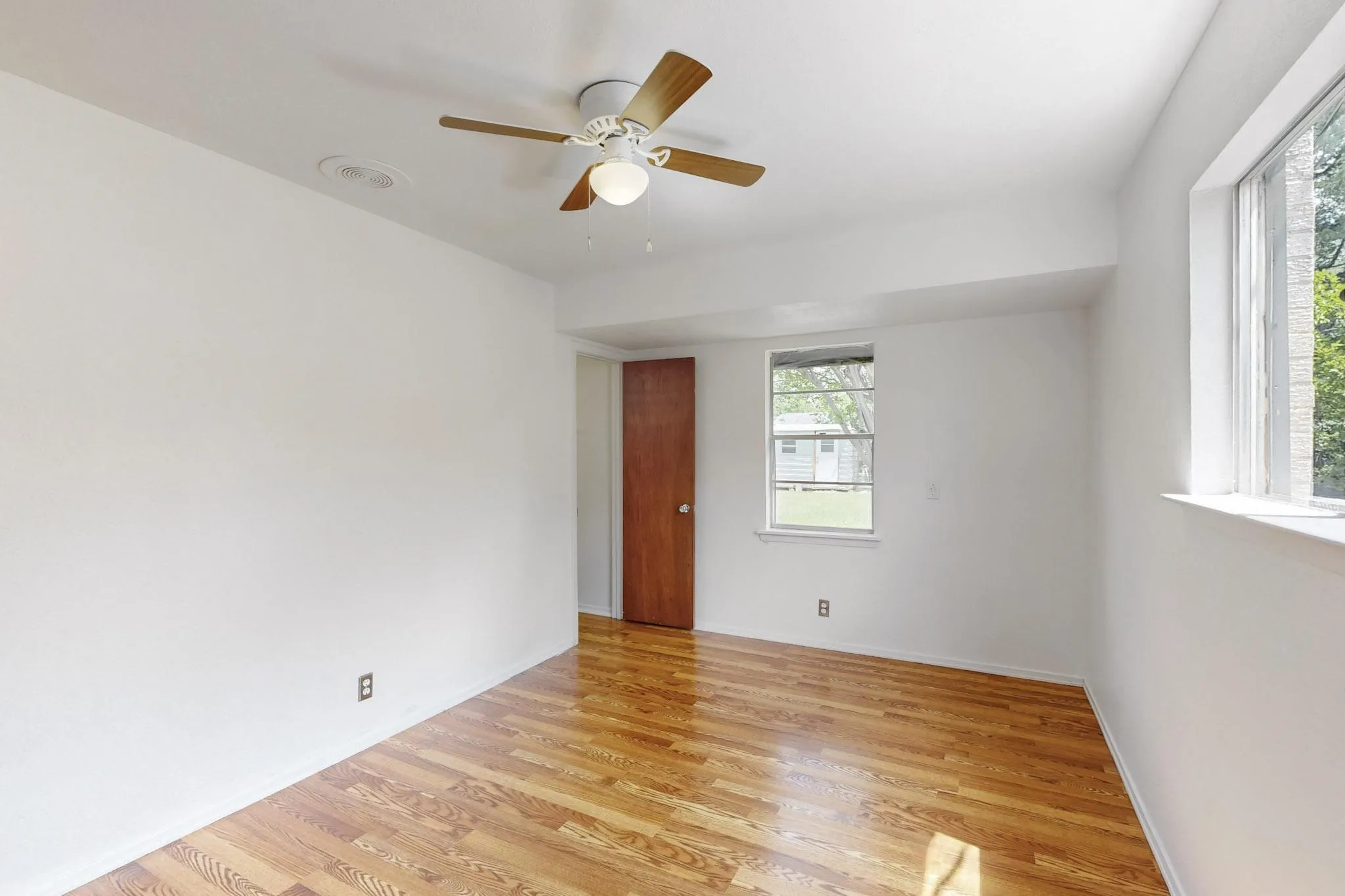 Single Family Residence For Rent in Johnson County , 304 NW Summercrest Boulevard, Burleson, Texas 76028, 2 Bedroom, 2 Bathroom, 1 Garage spaces, 1,080 Sqft, built in 1964, mls#21404260, Real Estate Agent in Burleson, Homes For Rent in Johnson county, Homes For Rent in Burleson, Realtor in Burleson Texas, Real Estate Brokerage Independent Realty Texas, Luminita Cordes Realtor