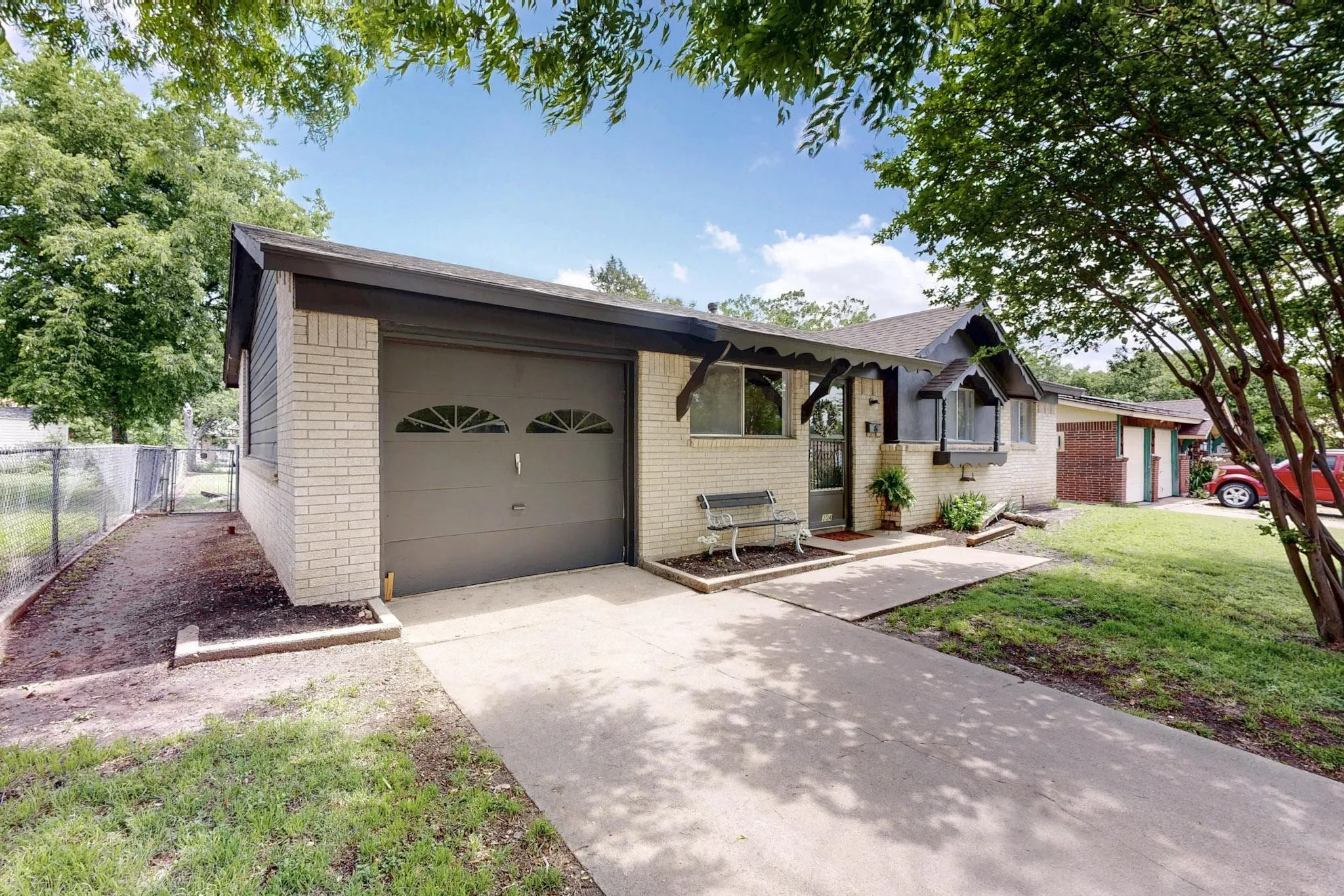 Single Family Residence For Rent in Johnson County , 304 NW Summercrest Boulevard, Burleson, Texas 76028, 2 Bedroom, 2 Bathroom, 1 Garage spaces, 1,080 Sqft, built in 1964, mls#21404260, Real Estate Agent in Burleson, Homes For Rent in Johnson county, Homes For Rent in Burleson, Realtor in Burleson Texas, Real Estate Brokerage Independent Realty Texas, Luminita Cordes Realtor