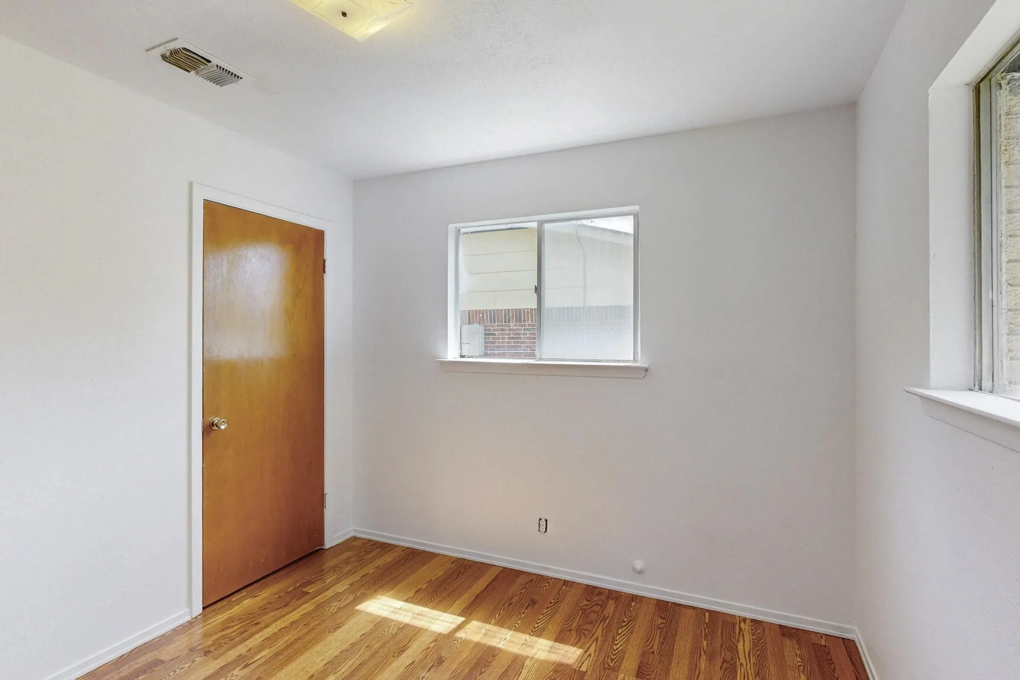 Single Family Residence For Rent in Johnson County , 304 NW Summercrest Boulevard, Burleson, Texas 76028, 2 Bedroom, 2 Bathroom, 1 Garage spaces, 1,080 Sqft, built in 1964, mls#21404260, Real Estate Agent in Burleson, Homes For Rent in Johnson county, Homes For Rent in Burleson, Realtor in Burleson Texas, Real Estate Brokerage Independent Realty Texas, Luminita Cordes Realtor