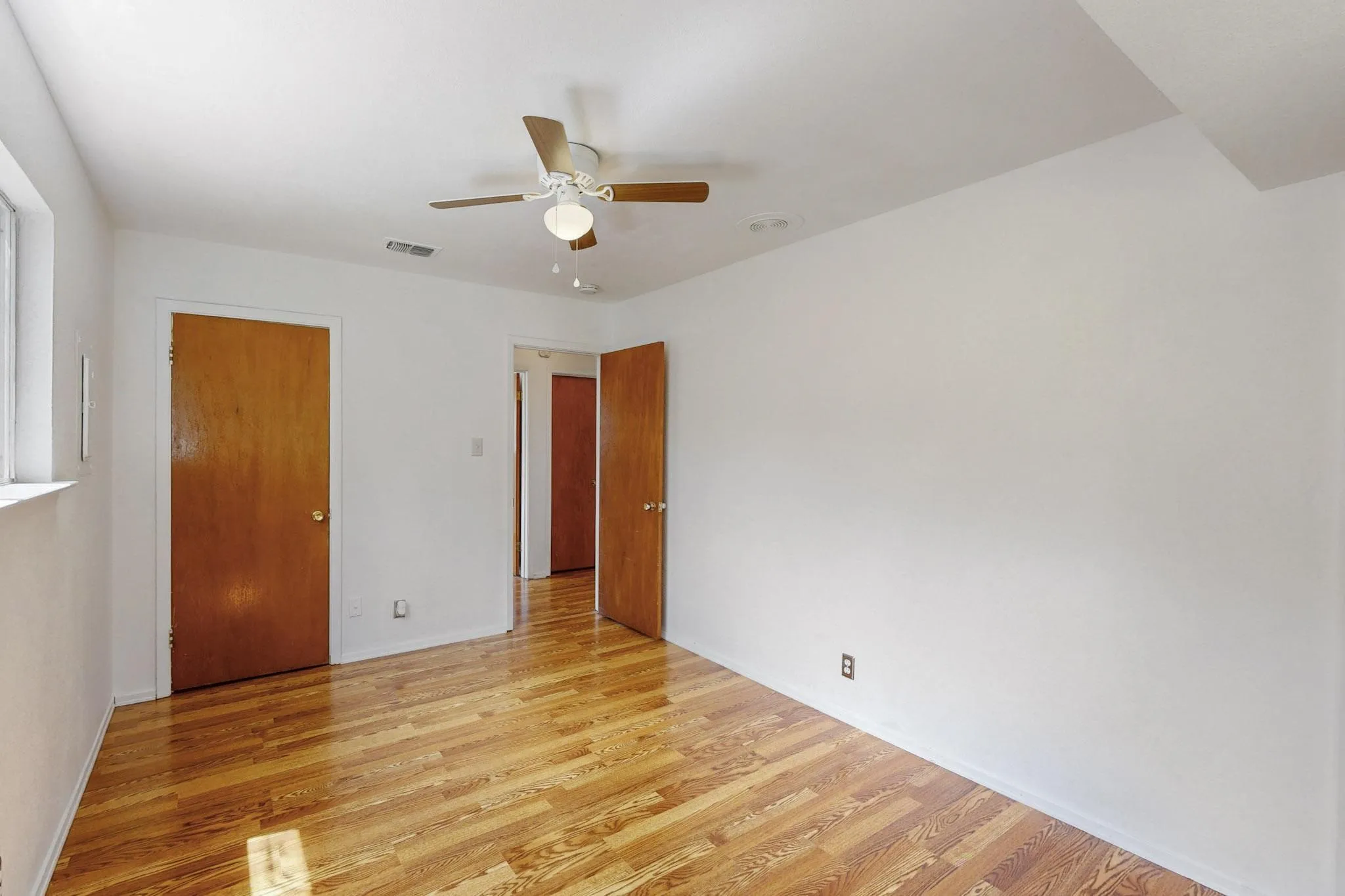 Single Family Residence For Rent in Johnson County , 304 NW Summercrest Boulevard, Burleson, Texas 76028, 2 Bedroom, 2 Bathroom, 1 Garage spaces, 1,080 Sqft, built in 1964, mls#21404260, Real Estate Agent in Burleson, Homes For Rent in Johnson county, Homes For Rent in Burleson, Realtor in Burleson Texas, Real Estate Brokerage Independent Realty Texas, Luminita Cordes Realtor