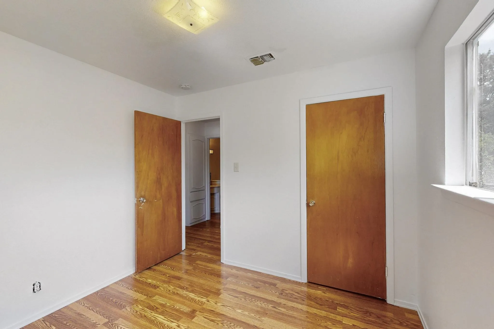 Single Family Residence For Rent in Johnson County , 304 NW Summercrest Boulevard, Burleson, Texas 76028, 2 Bedroom, 2 Bathroom, 1 Garage spaces, 1,080 Sqft, built in 1964, mls#21404260, Real Estate Agent in Burleson, Homes For Rent in Johnson county, Homes For Rent in Burleson, Realtor in Burleson Texas, Real Estate Brokerage Independent Realty Texas, Luminita Cordes Realtor