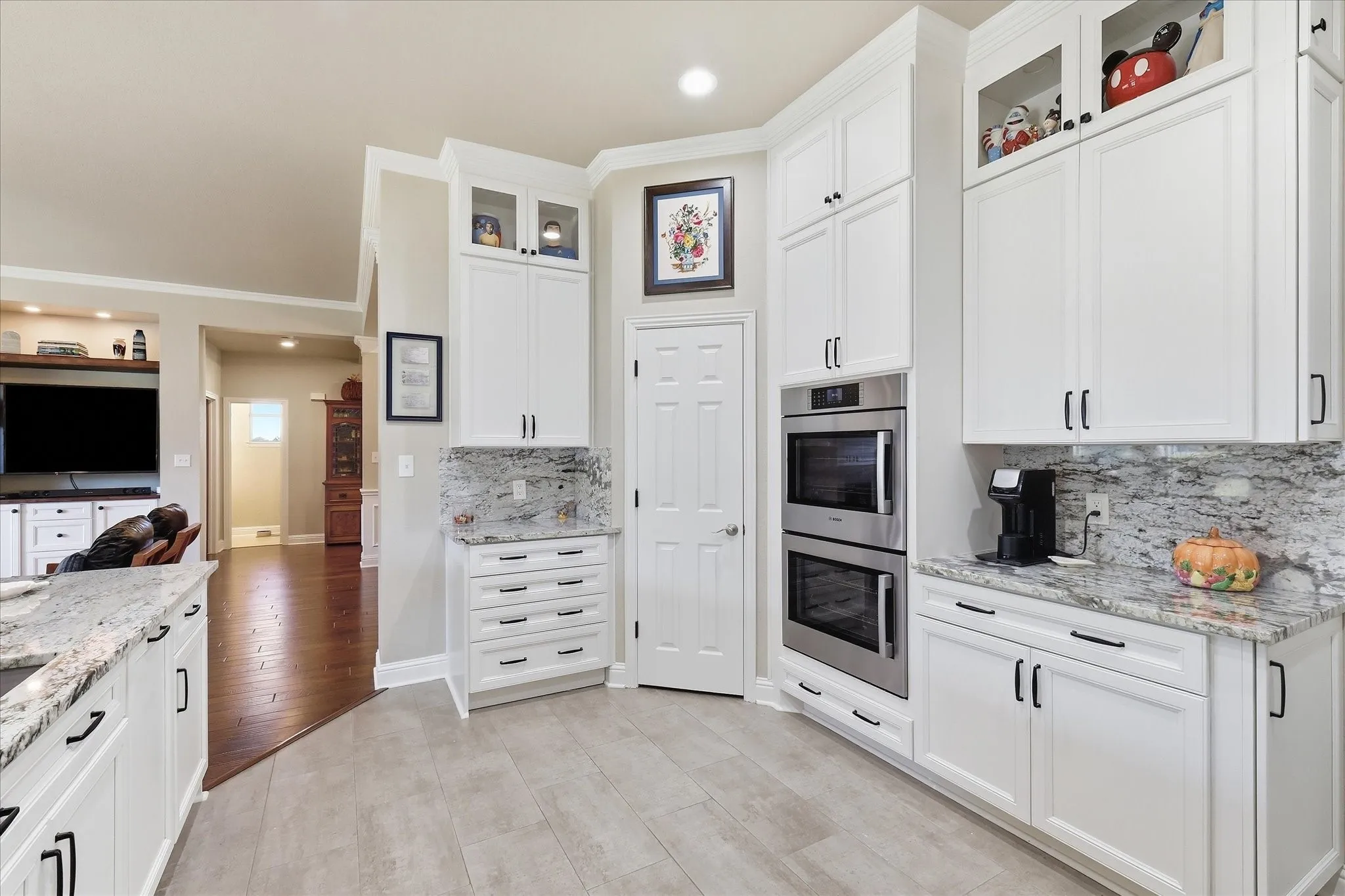 Updated kit has DBL Bosch convection oven, 5 burner gas cooktop, Granite Tops, pull out drawers, water filter & tons of cabinets.