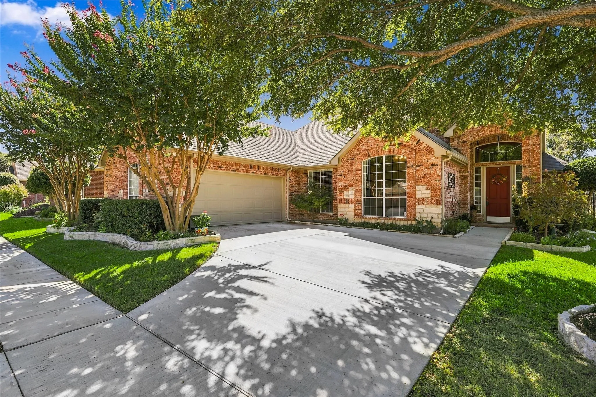 Corner CDS Lot. Over 2600 sqft 1 story, office, ovrszd garage & on the 6th golf course green & a lake view!