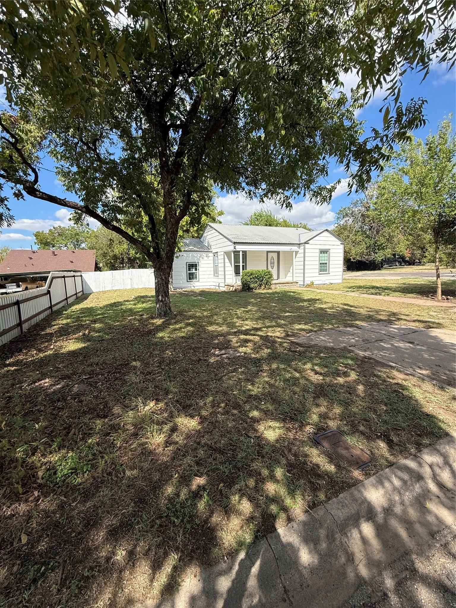 Single Family Residence For Sale in Coleman County , 317 E 10th Street, Coleman, Texas 76834, 4 Bedroom, 2 Bathroom, Garage spaces, 1,356 Sqft, built in 1950, mls#21404264, Real Estate Agent in Coleman, Homes For Sale in Coleman county, Homes For Sale in Coleman, Realtor in Coleman Texas, Real Estate Brokerage Independent Realty Texas, Luminita Cordes Realtor