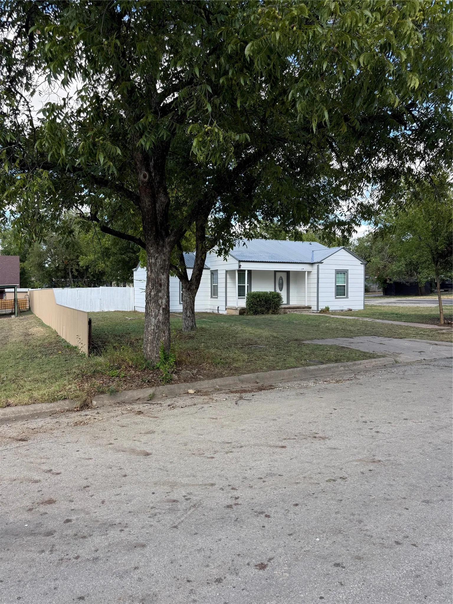Single Family Residence For Sale in Coleman County , 317 E 10th Street, Coleman, Texas 76834, 4 Bedroom, 2 Bathroom, Garage spaces, 1,356 Sqft, built in 1950, mls#21404264, Real Estate Agent in Coleman, Homes For Sale in Coleman county, Homes For Sale in Coleman, Realtor in Coleman Texas, Real Estate Brokerage Independent Realty Texas, Luminita Cordes Realtor
