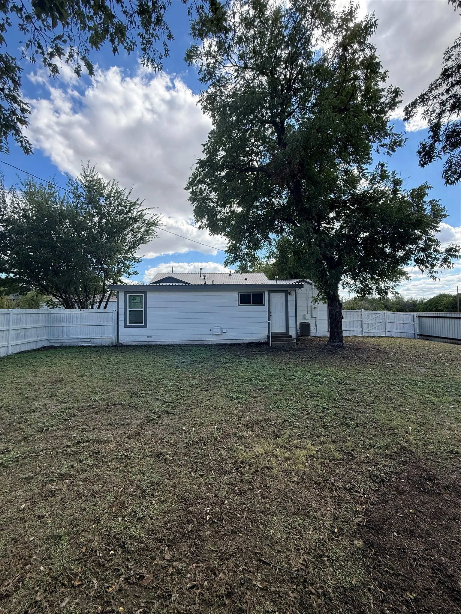 Single Family Residence For Sale in Coleman County , 317 E 10th Street, Coleman, Texas 76834, 4 Bedroom, 2 Bathroom, Garage spaces, 1,356 Sqft, built in 1950, mls#21404264, Real Estate Agent in Coleman, Homes For Sale in Coleman county, Homes For Sale in Coleman, Realtor in Coleman Texas, Real Estate Brokerage Independent Realty Texas, Luminita Cordes Realtor