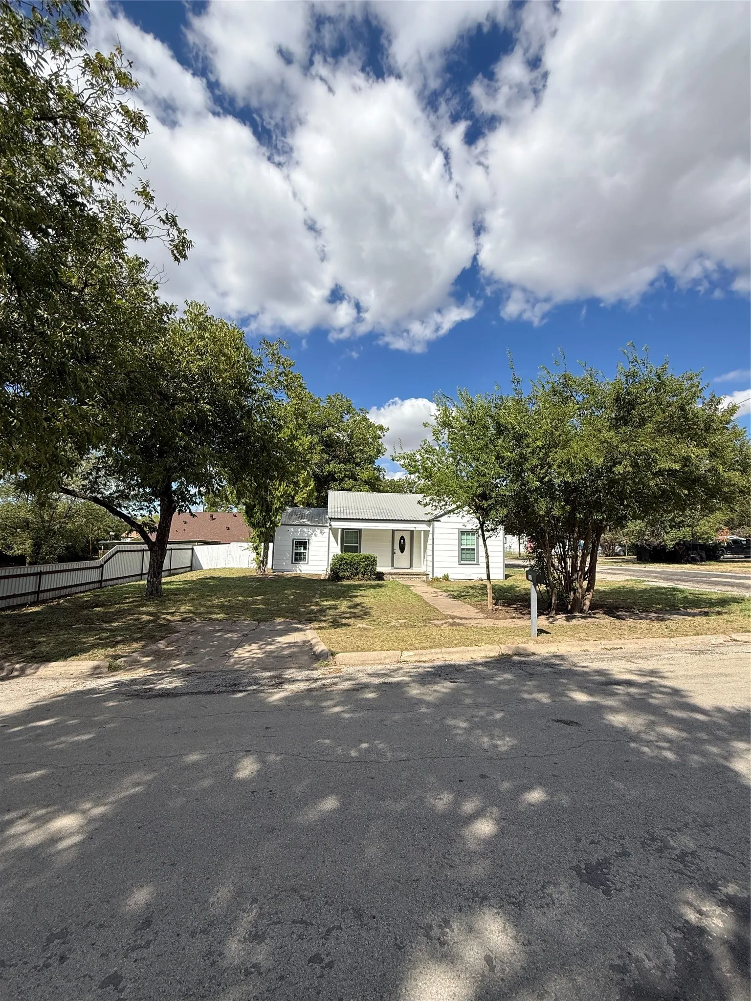Single Family Residence For Sale in Coleman County , 317 E 10th Street, Coleman, Texas 76834, 4 Bedroom, 2 Bathroom, Garage spaces, 1,356 Sqft, built in 1950, mls#21404264, Real Estate Agent in Coleman, Homes For Sale in Coleman county, Homes For Sale in Coleman, Realtor in Coleman Texas, Real Estate Brokerage Independent Realty Texas, Luminita Cordes Realtor