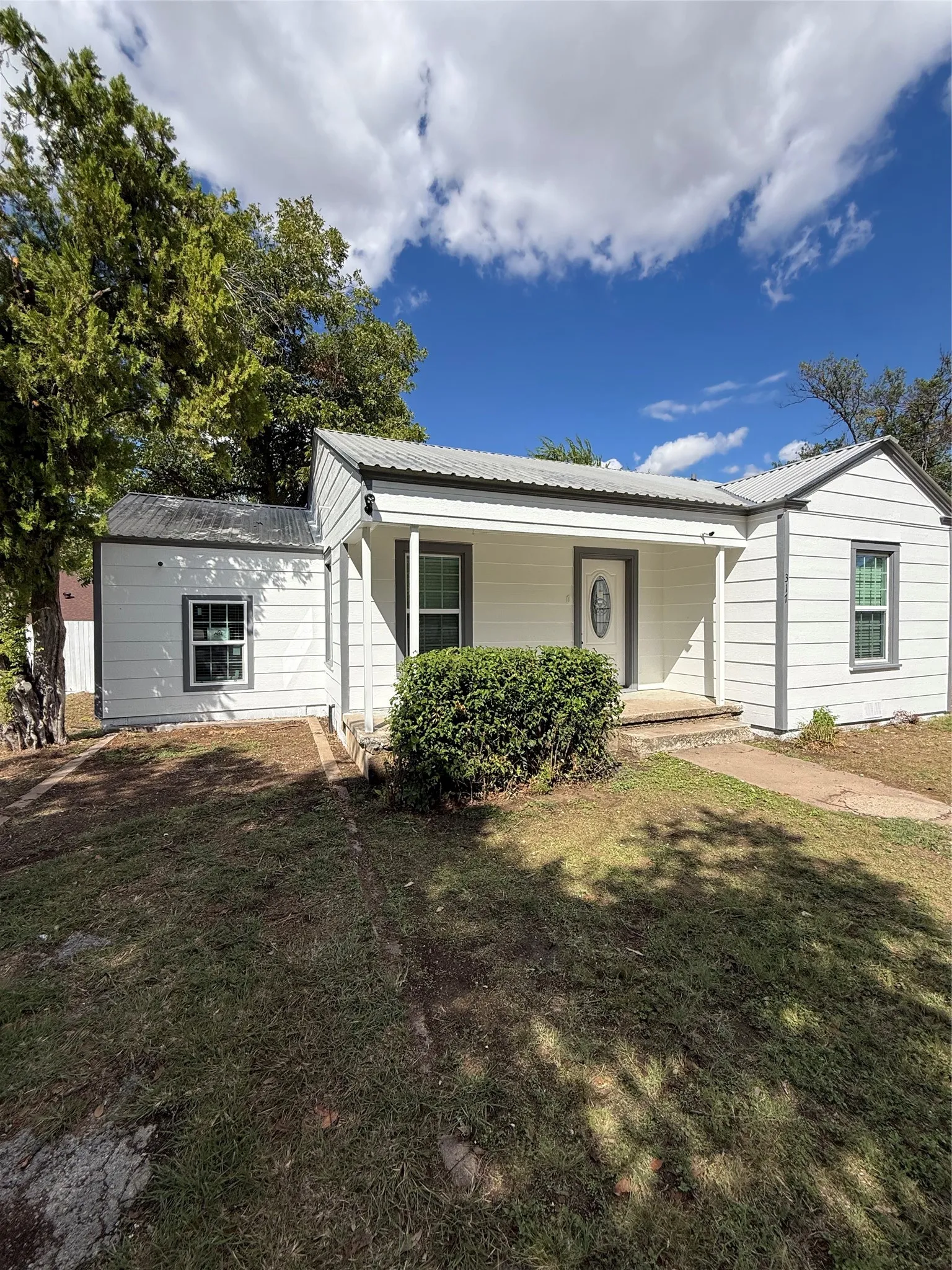 Single Family Residence For Sale in Coleman County , 317 E 10th Street, Coleman, Texas 76834, 4 Bedroom, 2 Bathroom, Garage spaces, 1,356 Sqft, built in 1950, mls#21404264, Real Estate Agent in Coleman, Homes For Sale in Coleman county, Homes For Sale in Coleman, Realtor in Coleman Texas, Real Estate Brokerage Independent Realty Texas, Luminita Cordes Realtor