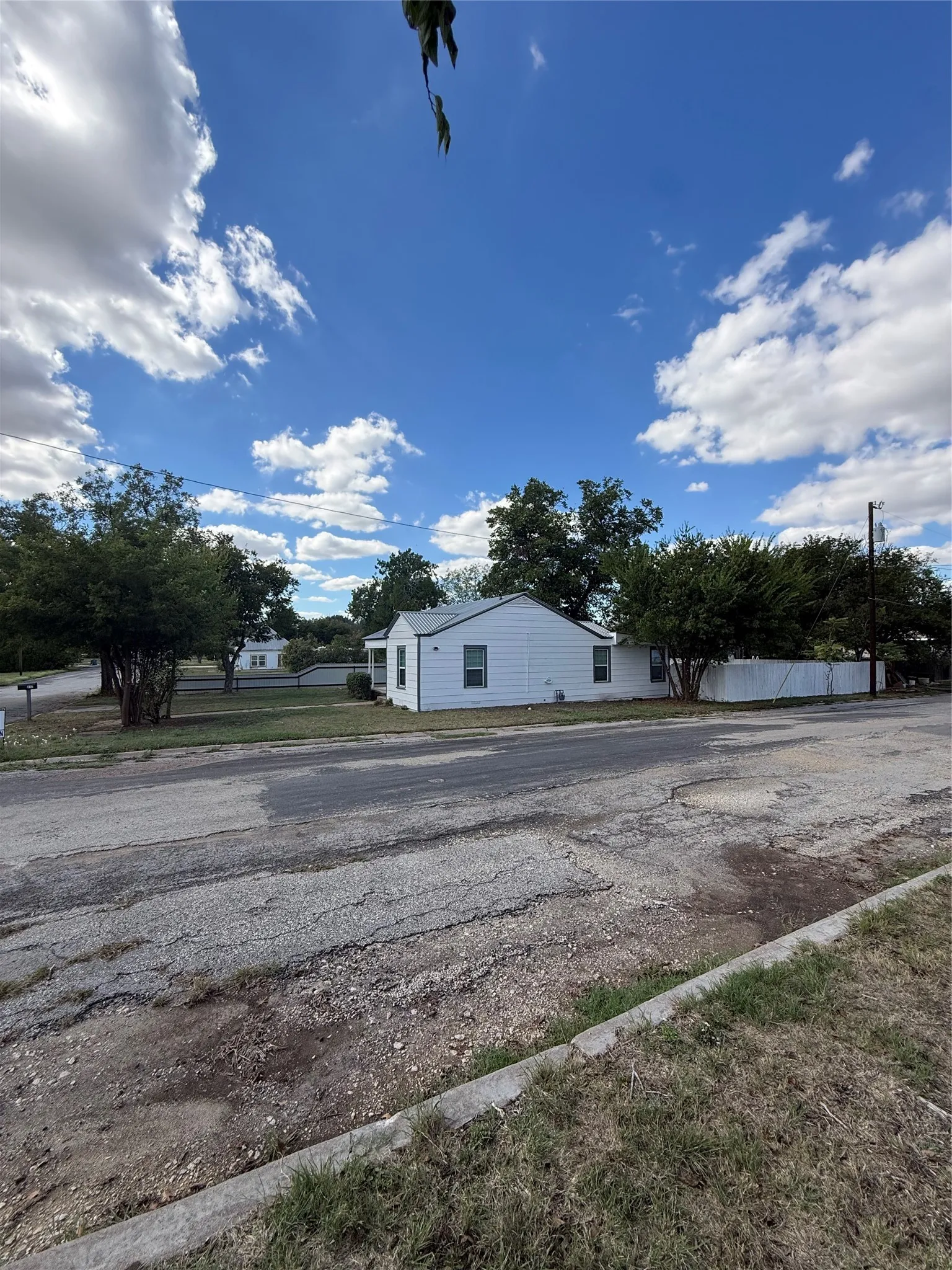 Single Family Residence For Sale in Coleman County , 317 E 10th Street, Coleman, Texas 76834, 4 Bedroom, 2 Bathroom, Garage spaces, 1,356 Sqft, built in 1950, mls#21404264, Real Estate Agent in Coleman, Homes For Sale in Coleman county, Homes For Sale in Coleman, Realtor in Coleman Texas, Real Estate Brokerage Independent Realty Texas, Luminita Cordes Realtor