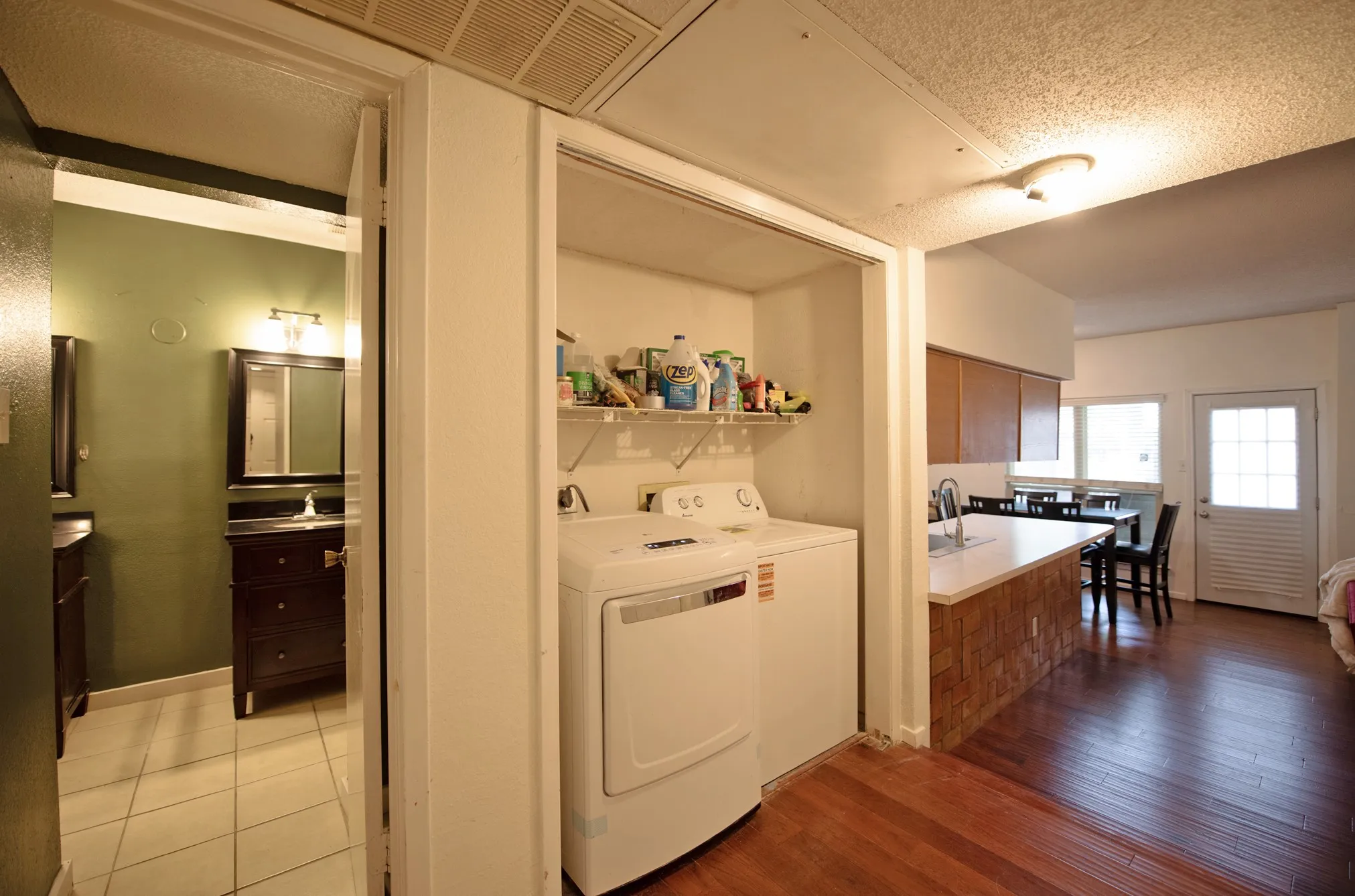 Condominium For Sale in Dallas County , 7107 Holly Hill Drive 17, Dallas, Texas 75231, 1 Bedroom, 1 Bathroom, Garage spaces, 865 Sqft, built in 1978, mls#21404247, Real Estate Agent in Dallas, Homes For Sale in Dallas county, Homes For Sale in Dallas, Realtor in Dallas Texas, Real Estate Brokerage Independent Realty Texas, Luminita Cordes Realtor