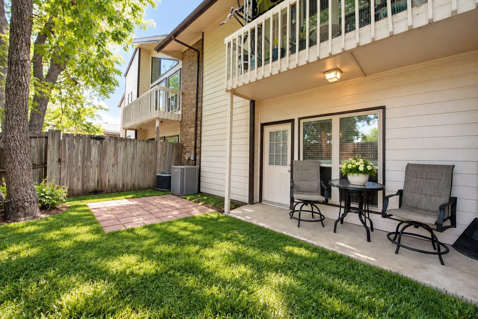 Condominium For Sale in Dallas County , 7107 Holly Hill Drive 17, Dallas, Texas 75231, 1 Bedroom, 1 Bathroom, Garage spaces, 865 Sqft, built in 1978, mls#21404247, Real Estate Agent in Dallas, Homes For Sale in Dallas county, Homes For Sale in Dallas, Realtor in Dallas Texas, Real Estate Brokerage Independent Realty Texas, Luminita Cordes Realtor