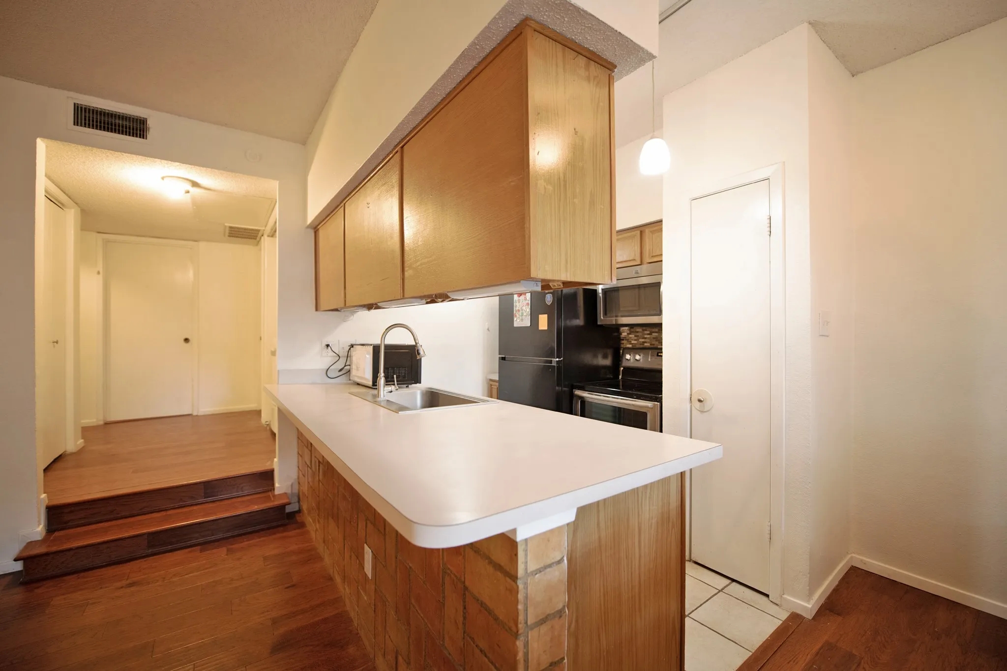 Condominium For Sale in Dallas County , 7107 Holly Hill Drive 17, Dallas, Texas 75231, 1 Bedroom, 1 Bathroom, Garage spaces, 865 Sqft, built in 1978, mls#21404247, Real Estate Agent in Dallas, Homes For Sale in Dallas county, Homes For Sale in Dallas, Realtor in Dallas Texas, Real Estate Brokerage Independent Realty Texas, Luminita Cordes Realtor