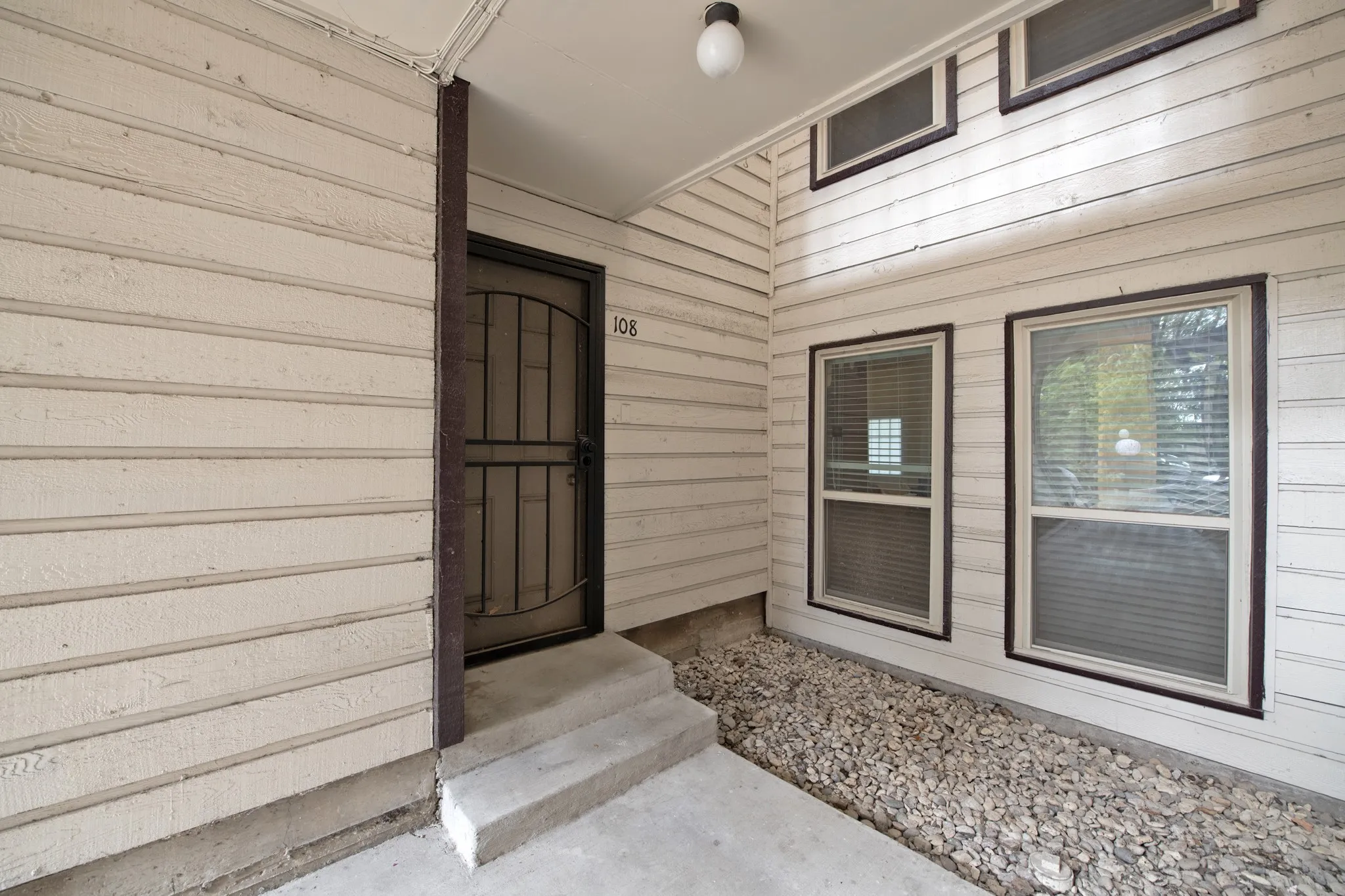 Condominium For Sale in Dallas County , 7107 Holly Hill Drive 17, Dallas, Texas 75231, 1 Bedroom, 1 Bathroom, Garage spaces, 865 Sqft, built in 1978, mls#21404247, Real Estate Agent in Dallas, Homes For Sale in Dallas county, Homes For Sale in Dallas, Realtor in Dallas Texas, Real Estate Brokerage Independent Realty Texas, Luminita Cordes Realtor