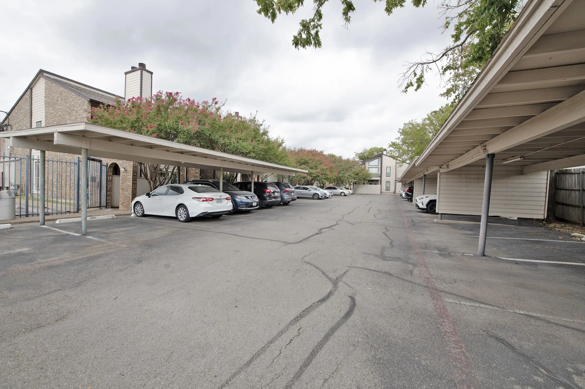 Condominium For Sale in Dallas County , 7107 Holly Hill Drive 17, Dallas, Texas 75231, 1 Bedroom, 1 Bathroom, Garage spaces, 865 Sqft, built in 1978, mls#21404247, Real Estate Agent in Dallas, Homes For Sale in Dallas county, Homes For Sale in Dallas, Realtor in Dallas Texas, Real Estate Brokerage Independent Realty Texas, Luminita Cordes Realtor
